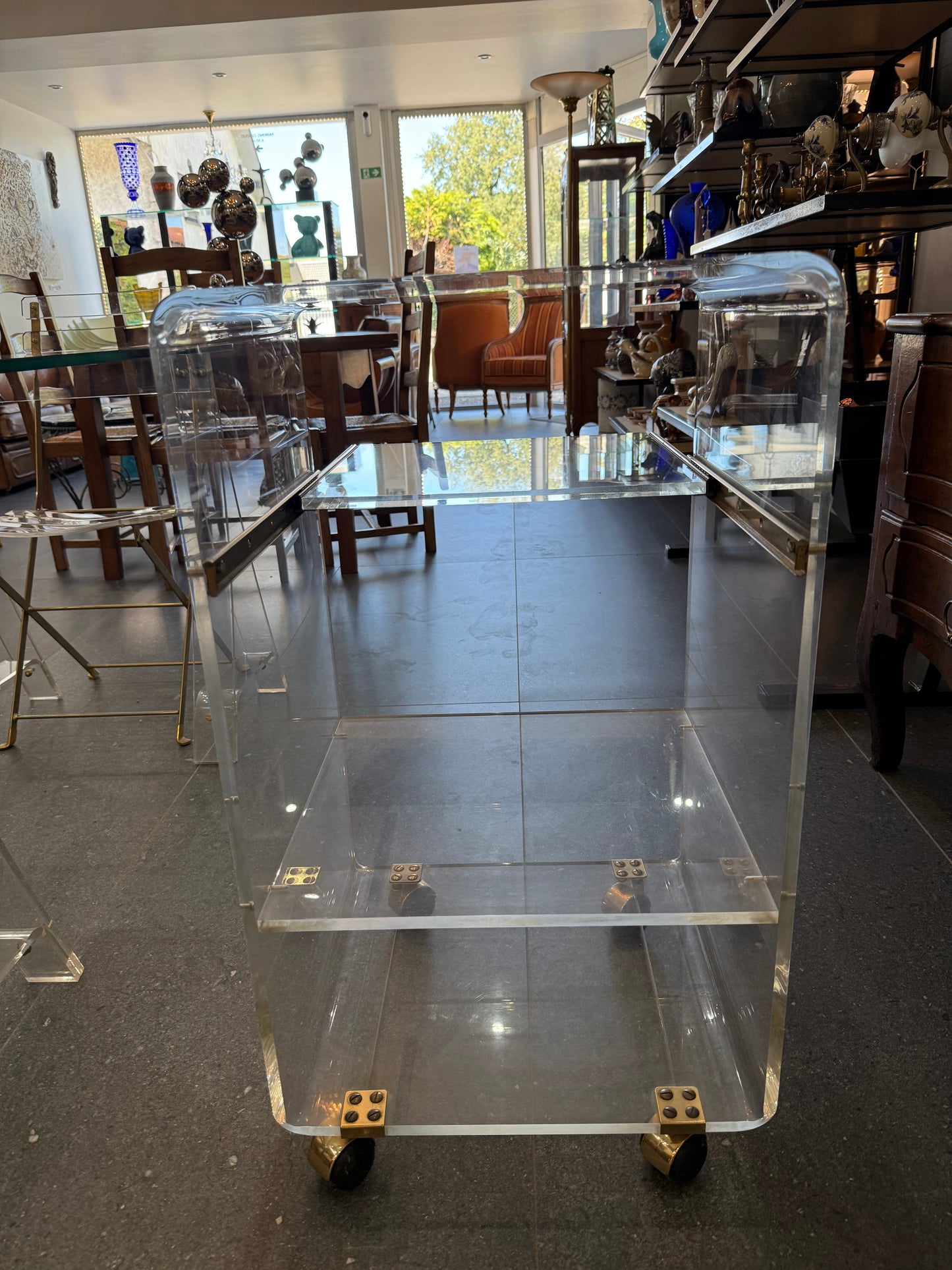 Desserte roulante en plexiglas – Marais International – années 1970-1980