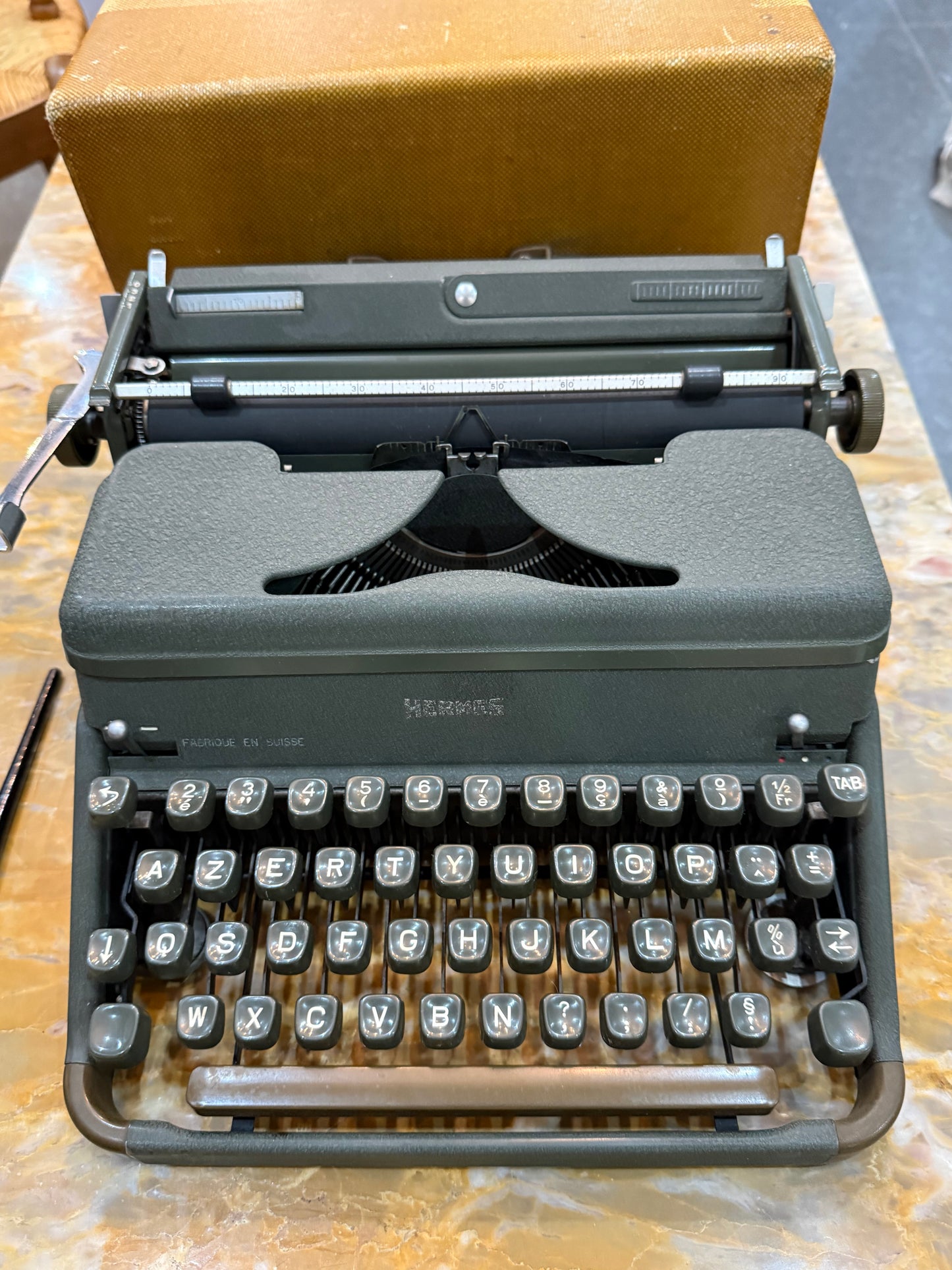 Machine à écrire vintage HERMES – Fabriquée en Suisse – Clavier AZERTY – Années 1950/1960
