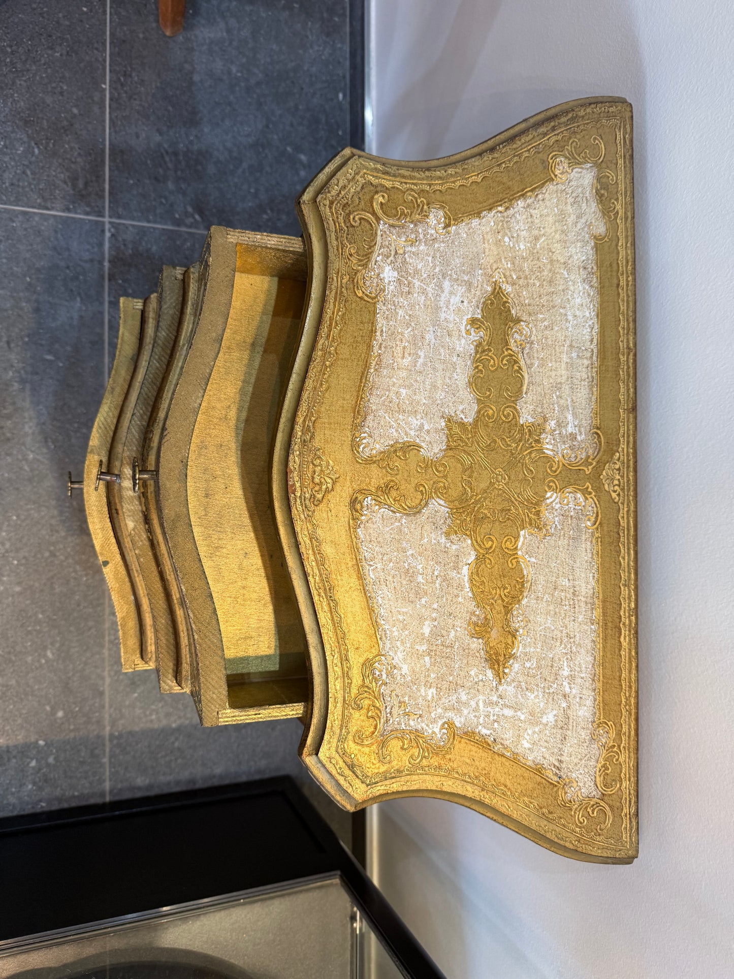 Petite commode galbée de style Louis XV en bois doré – 3 tiroirs