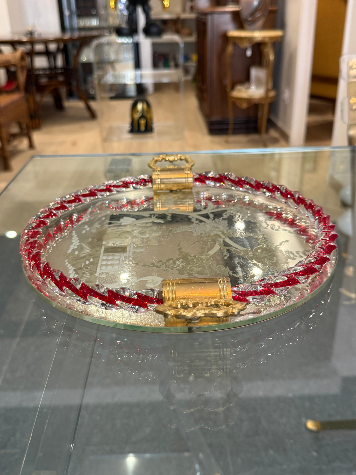 Plateau miroir gravé à bordure en verre torsadé rouge & blanc  Murano / Venise (c. 1940–1950)