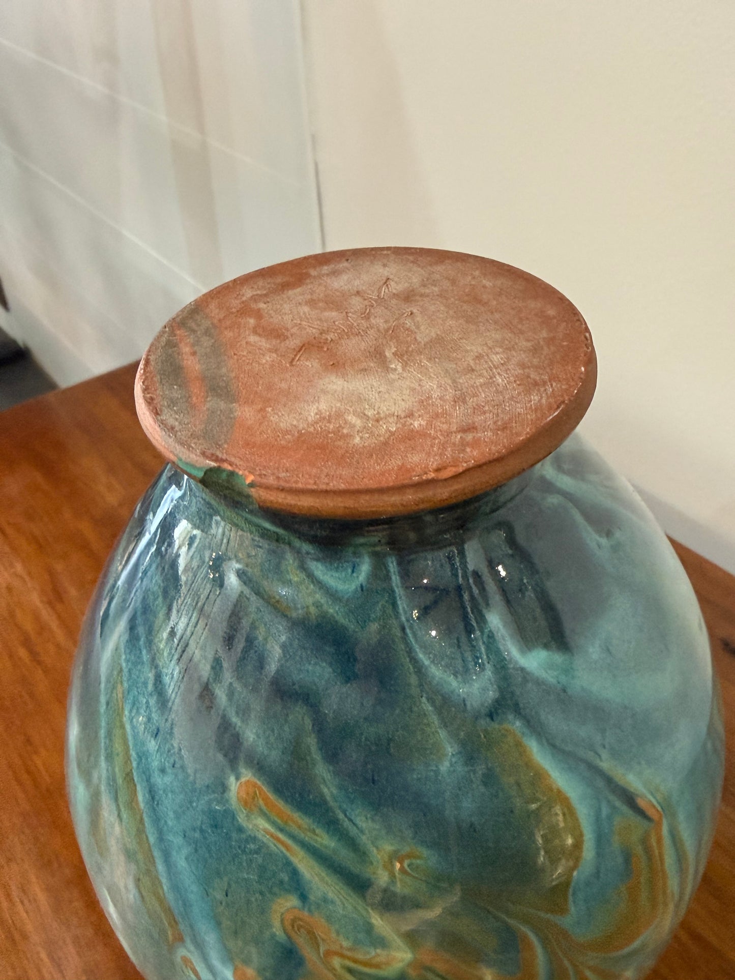Pichet / Vase en céramique flammée signé – Décor marbré bleu et ocre – H. 24 cm