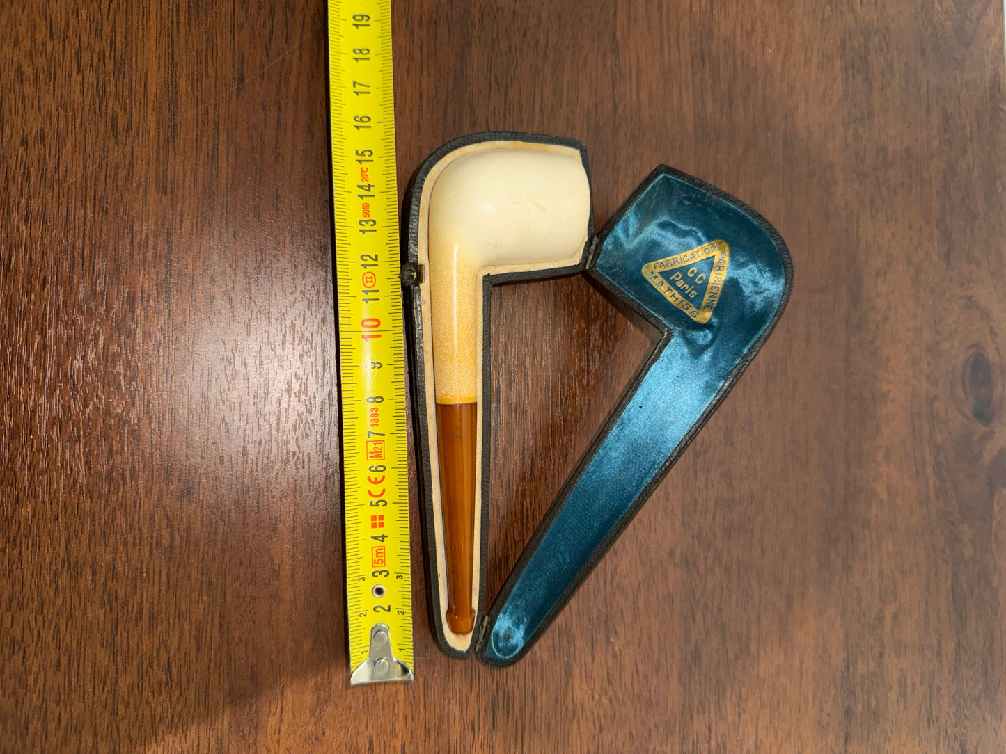 Pipe en écume de mer dans son écrin d’origine estampillée “Fabrication Parisienne C.C. Paris”.