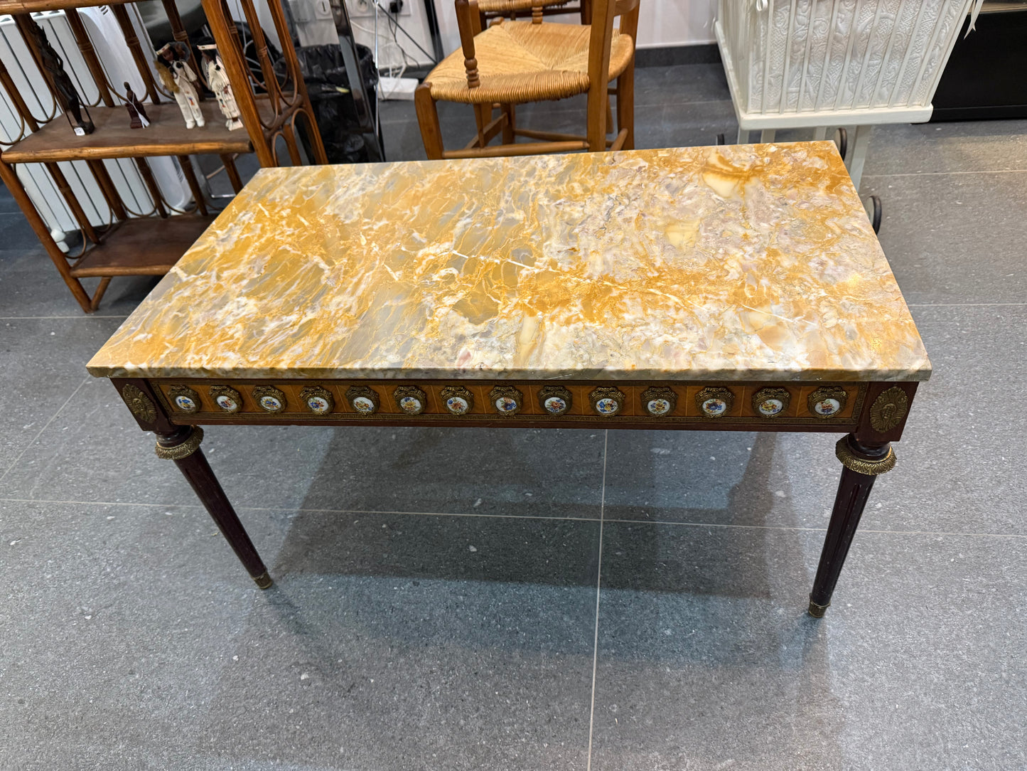 Table basse de style Louis XVI à dessus de marbre et médaillons en porcelaine - bronze