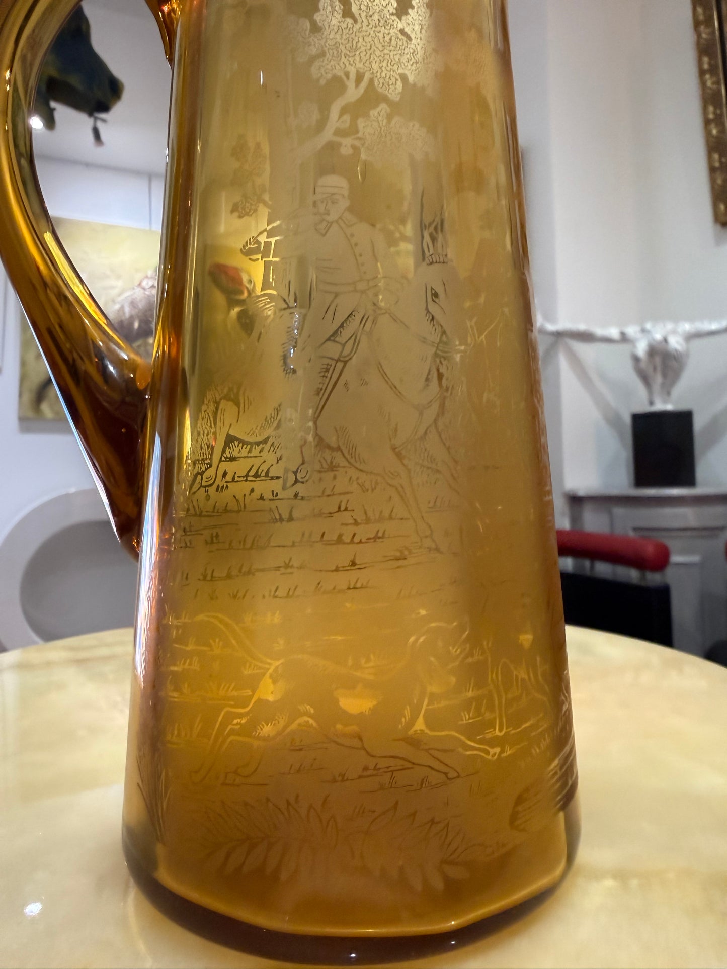Pichet ancien en verre ambre gravé à décor de scène de chasse – vers 1930/1950