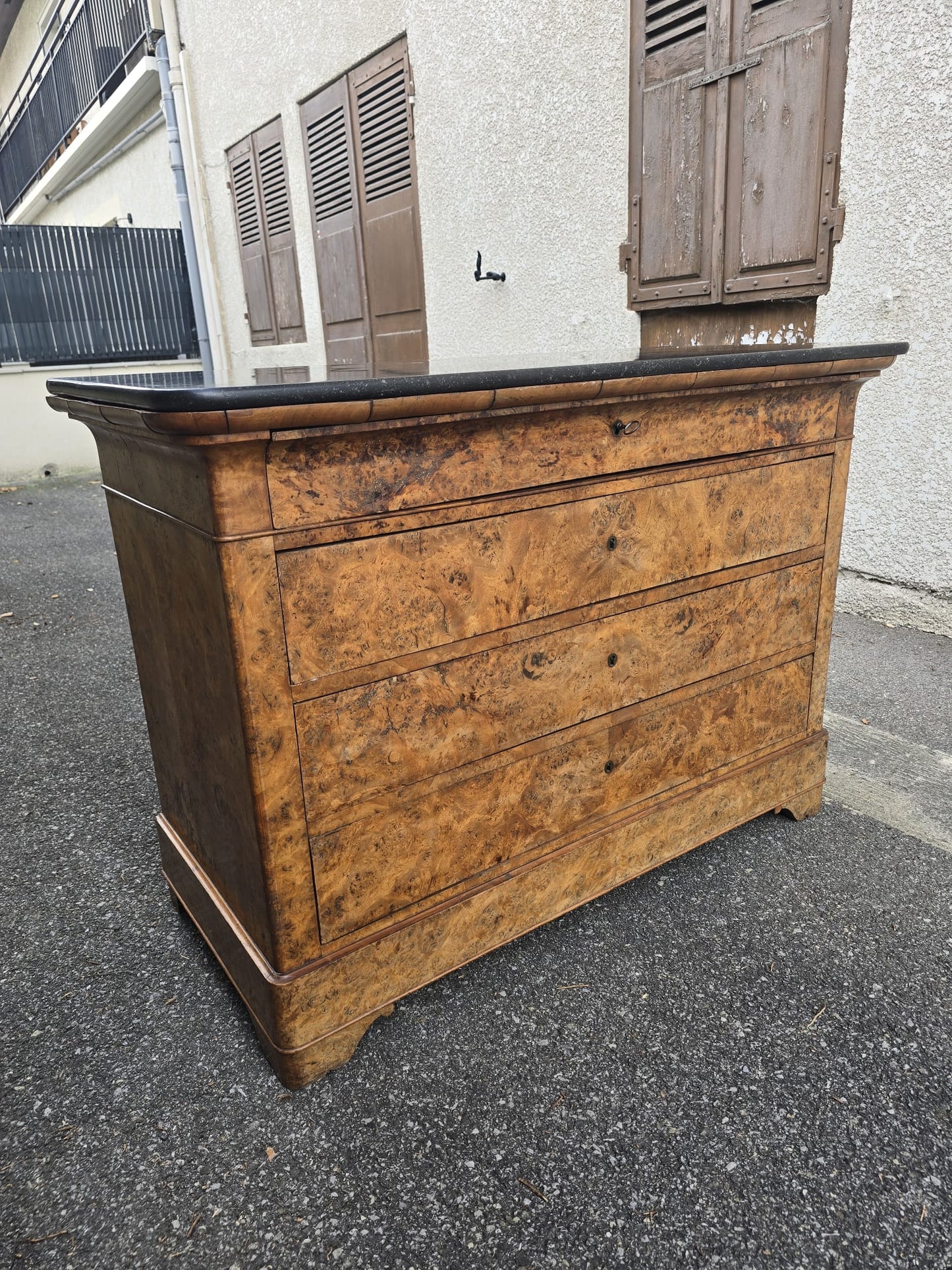 Commode d’époque Restauration en ronce de noyer et marbre noir – XIXᵉ siècle