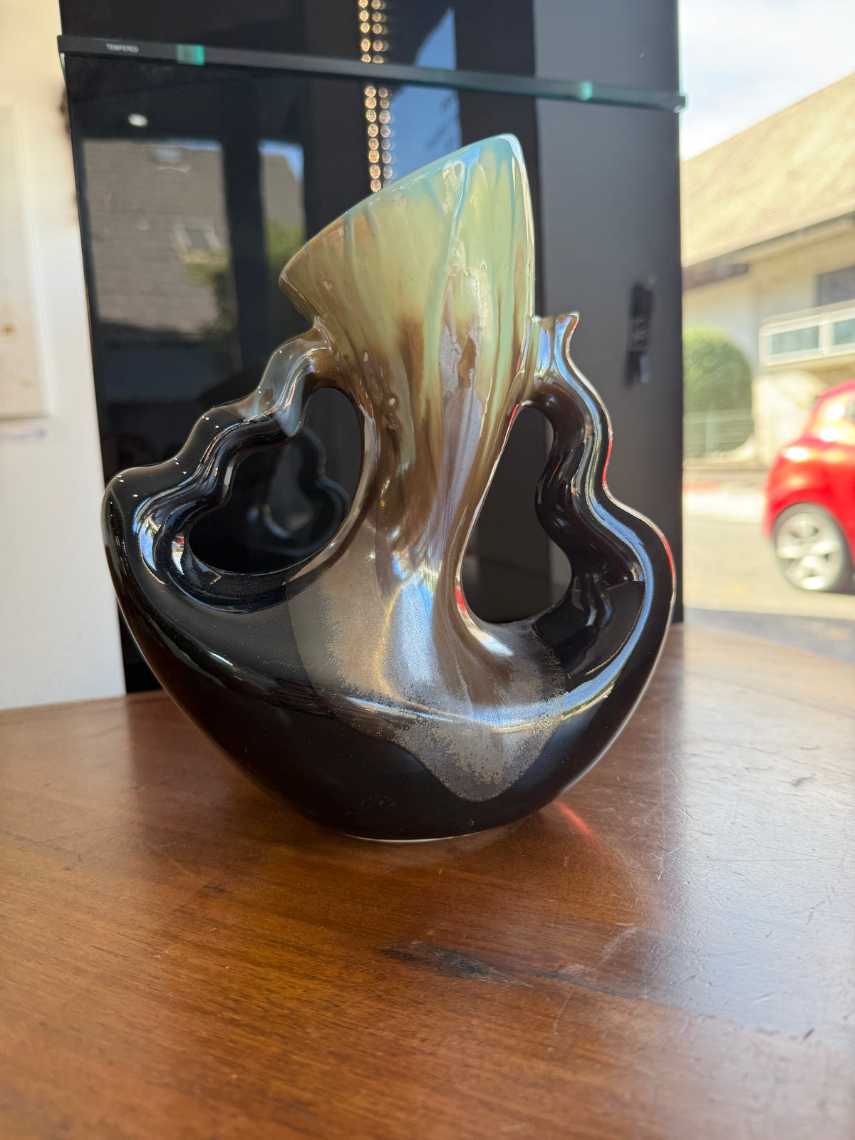 Vase sculpture céramique vintage à anses ajourées – Émail flammé vert & noir (c. 1950–1960, Numéroté 343)