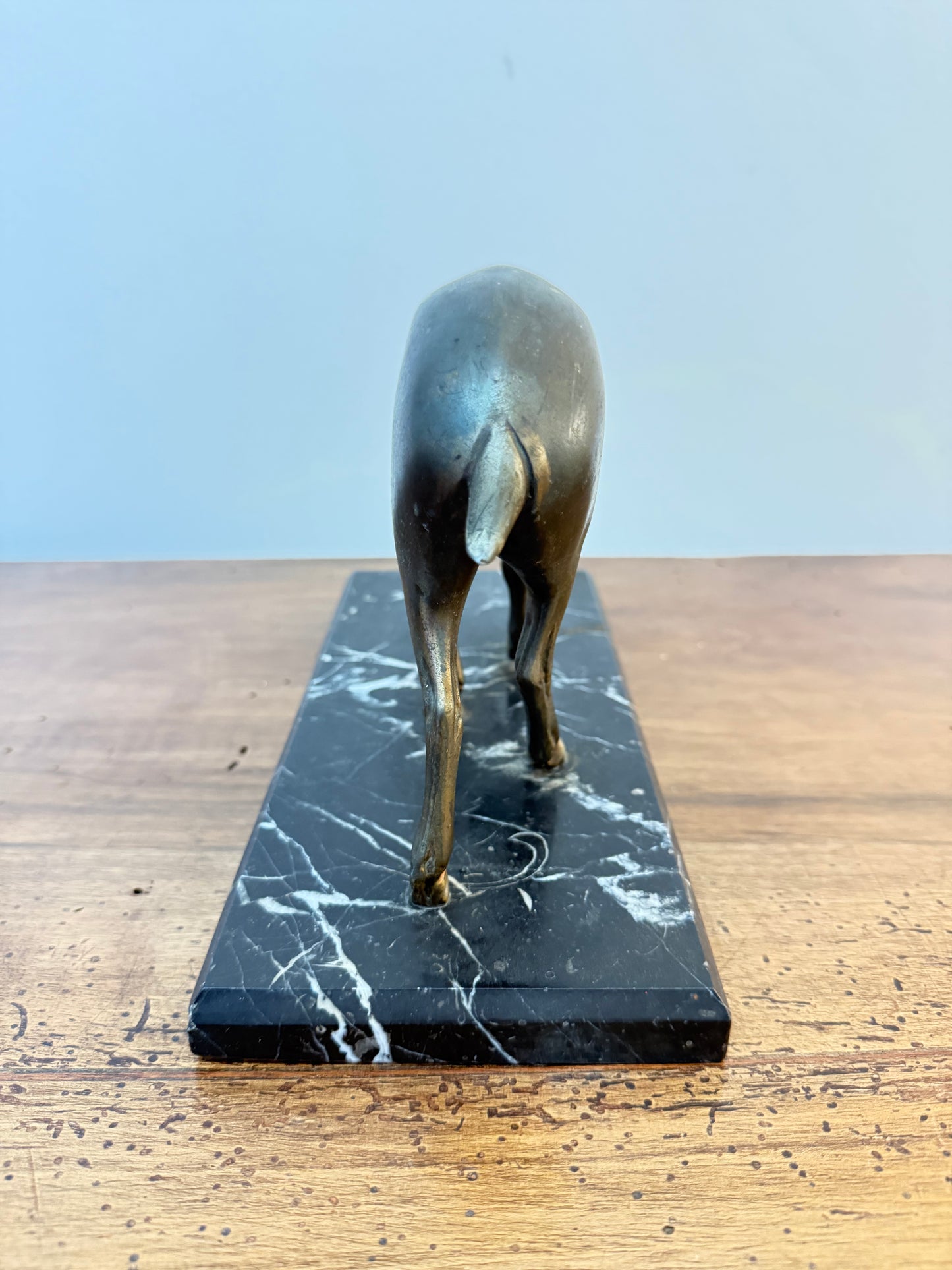 Statue Art Déco en régule représentant un faon sur socle en marbre noir