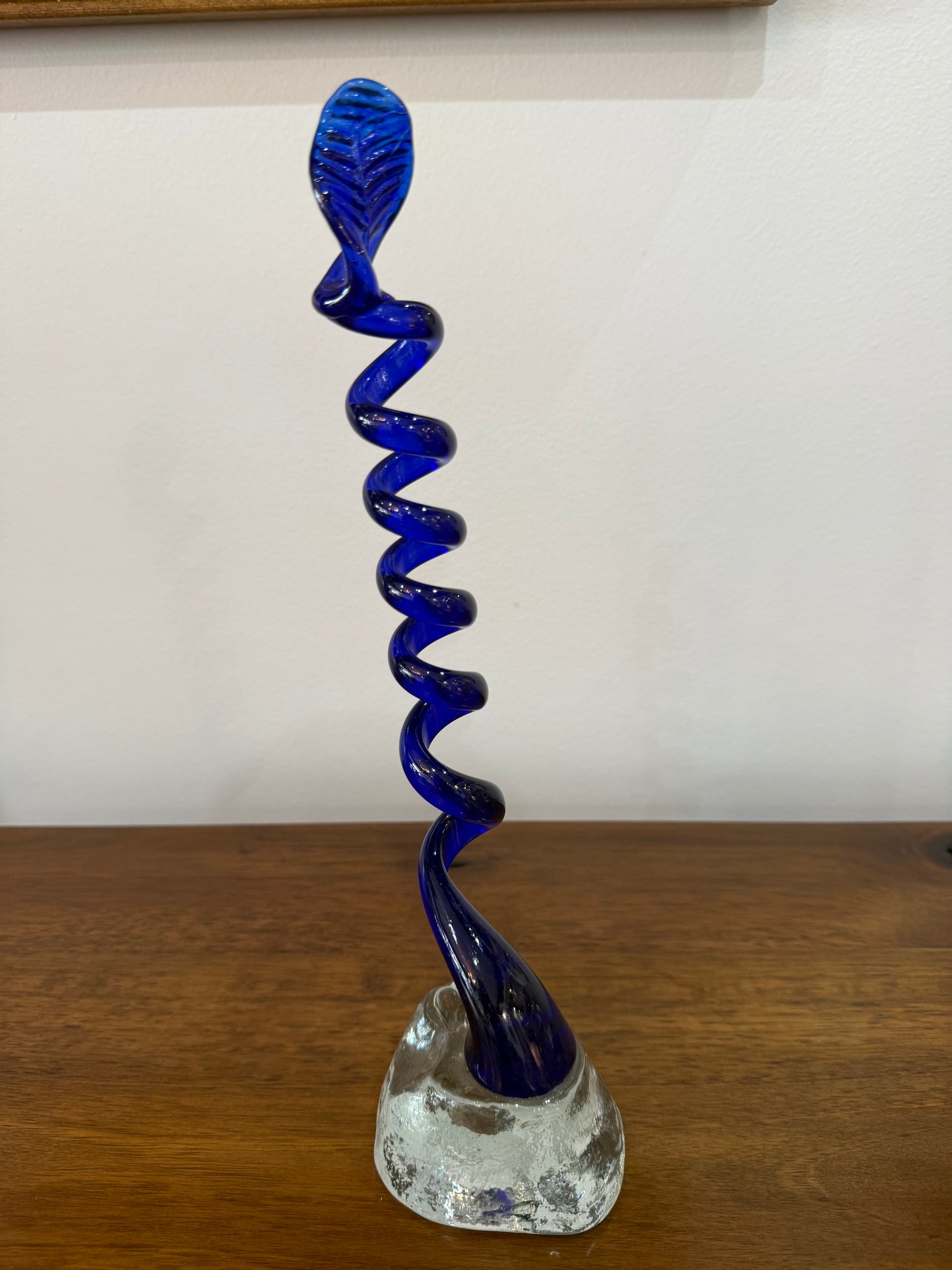 Sculpture / Soliflore en verre soufflé bleu cobalt signé – Travail artistique vintage – H. 32 cm