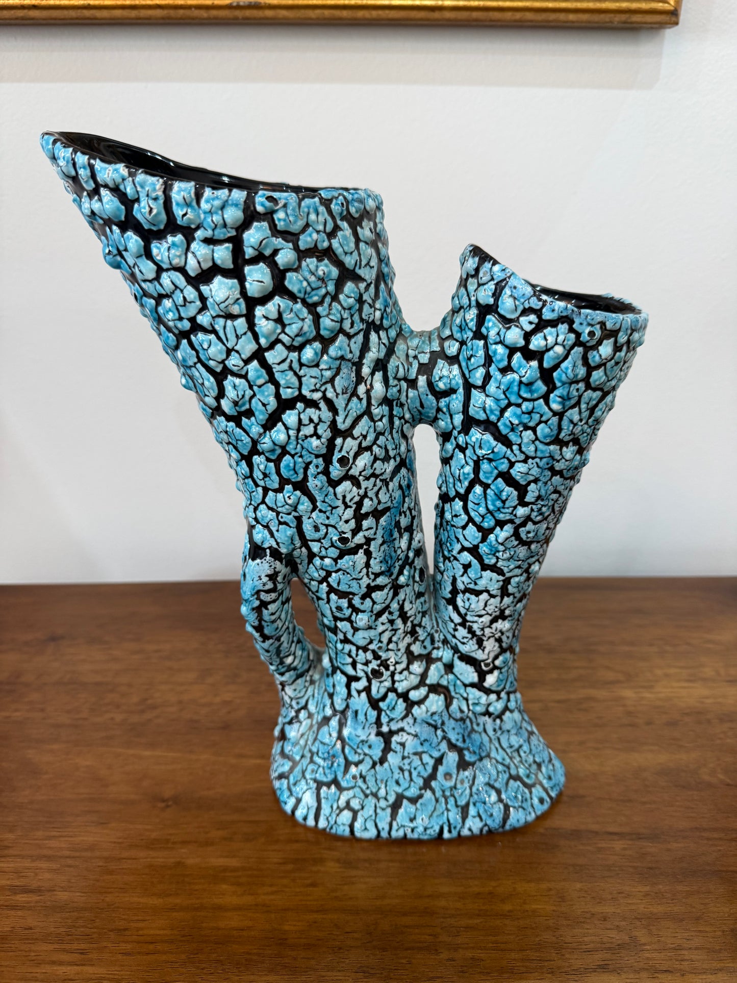 Grand vase sculptural céramique émaillée texturée bleu turquoise et noir – Double cornet – H. 31 cm