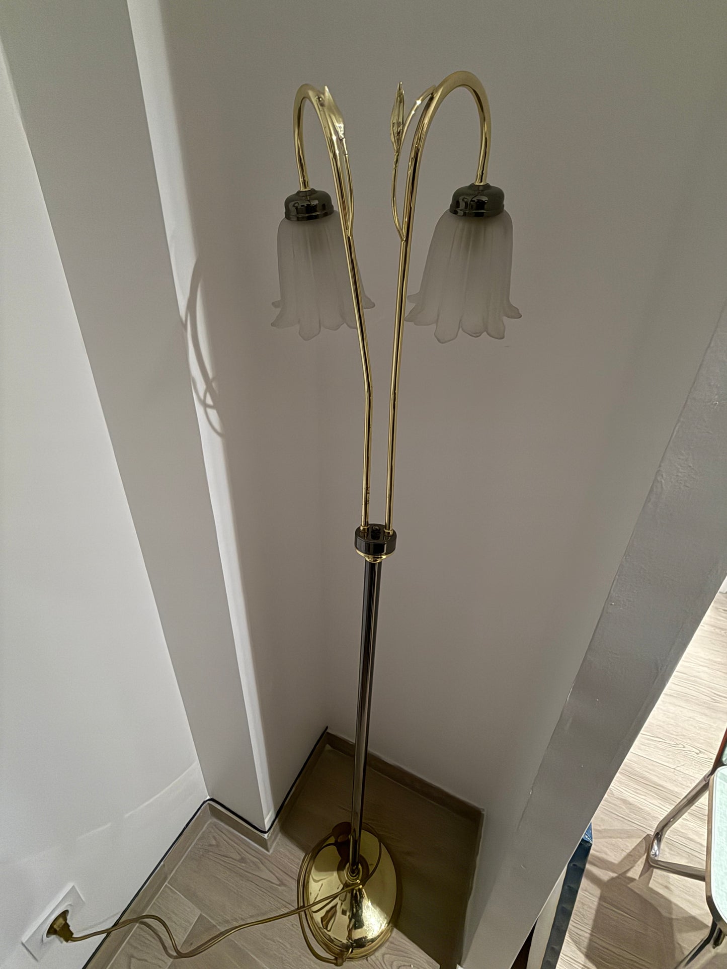 Lampadaire à double tulipe en verre opalin – Laiton et chrome – Style Art Nouveau – Années 1970