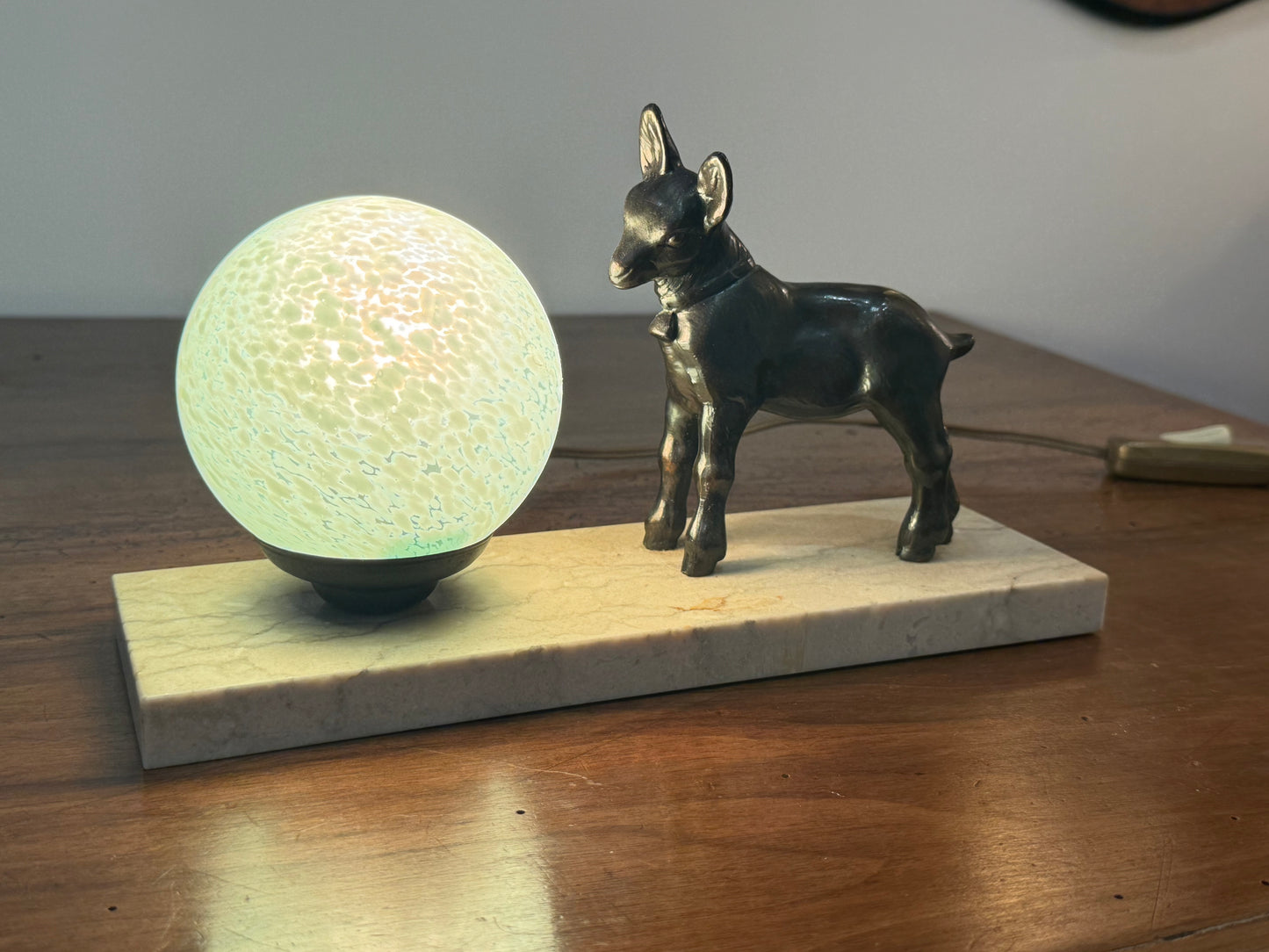 Lampe Art Déco “Faon” en régule et globe en verre – Socle en marbre