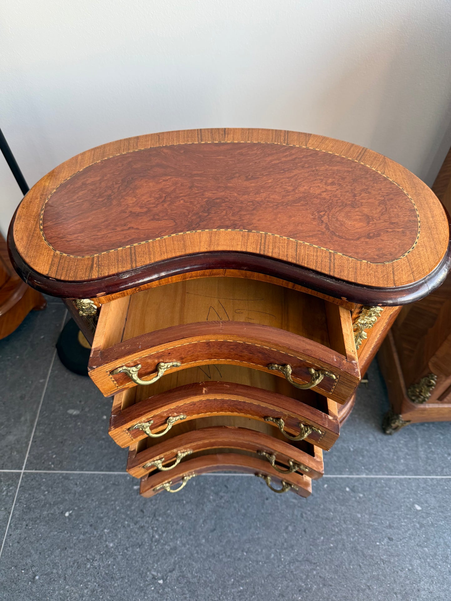 Commode galbée demi-lune en marqueterie – Style Louis XV, fin XIXe siècle