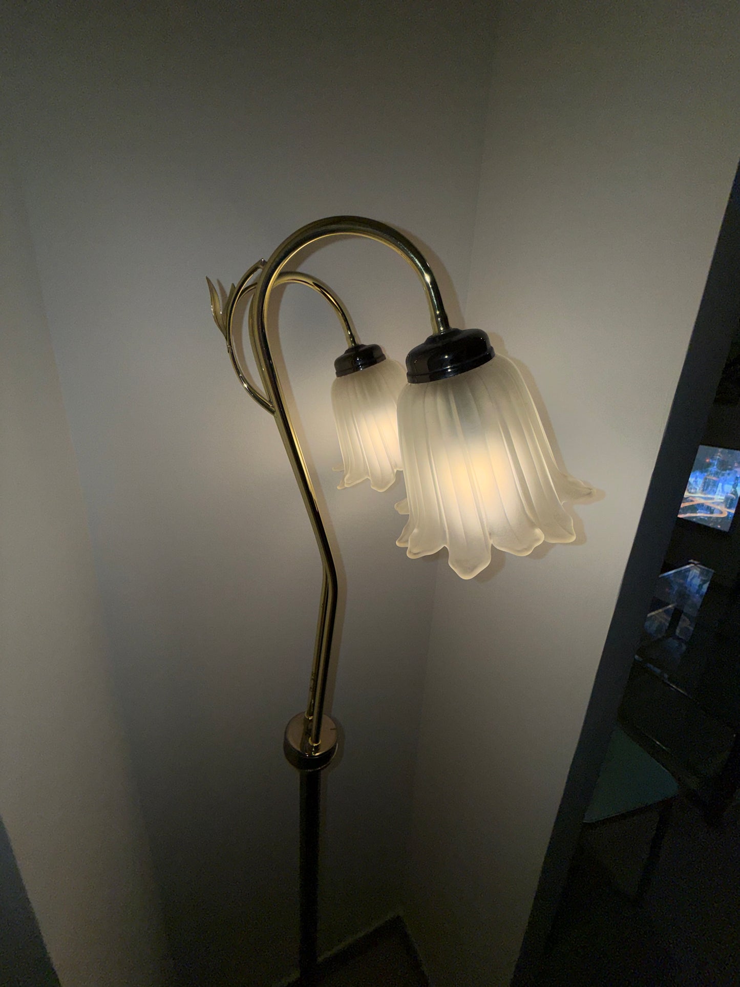 Lampadaire à double tulipe en verre opalin – Laiton et chrome – Style Art Nouveau – Années 1970