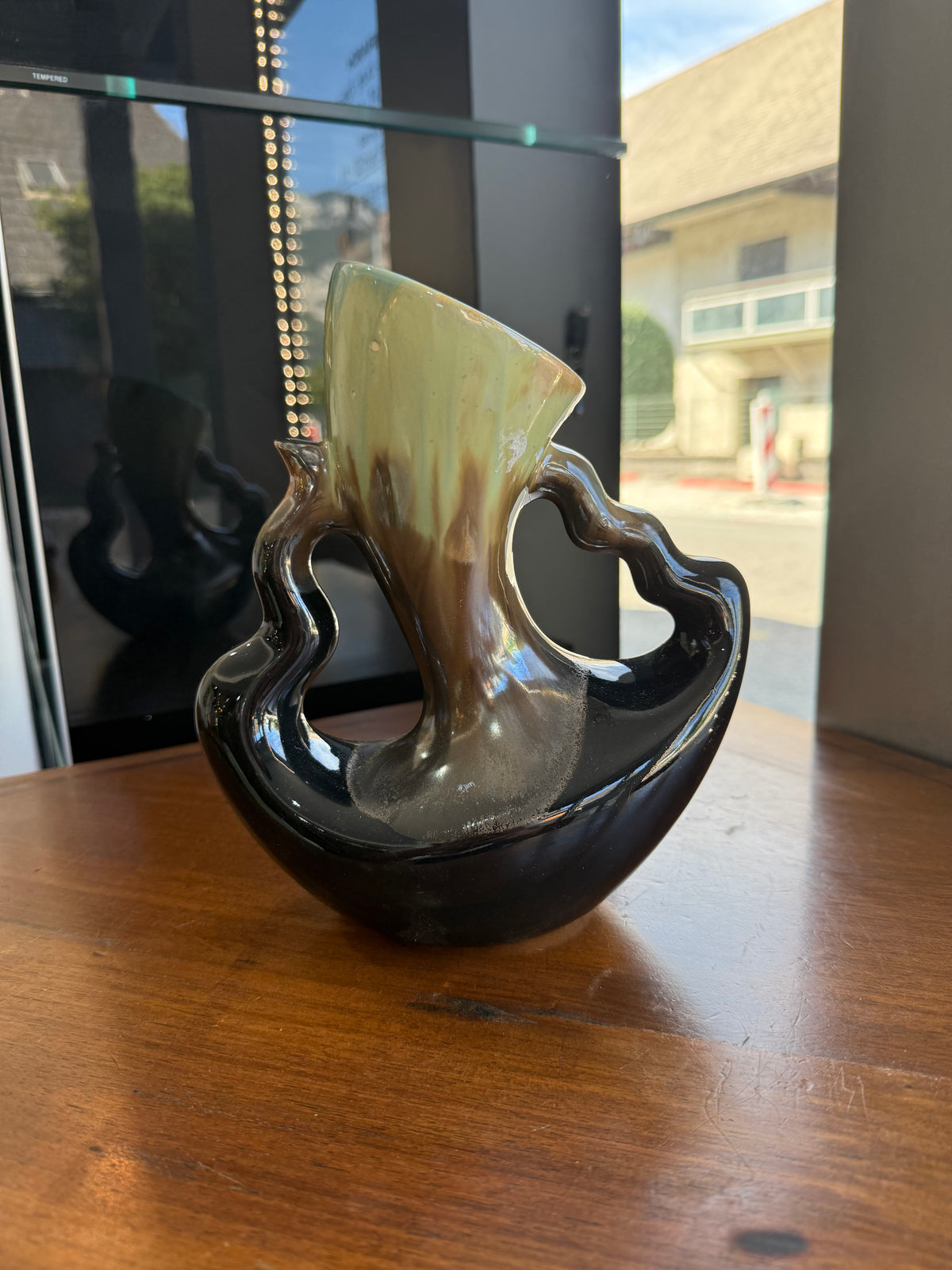 Vase sculpture céramique vintage à anses ajourées – Émail flammé vert & noir (c. 1950–1960, Numéroté 343)