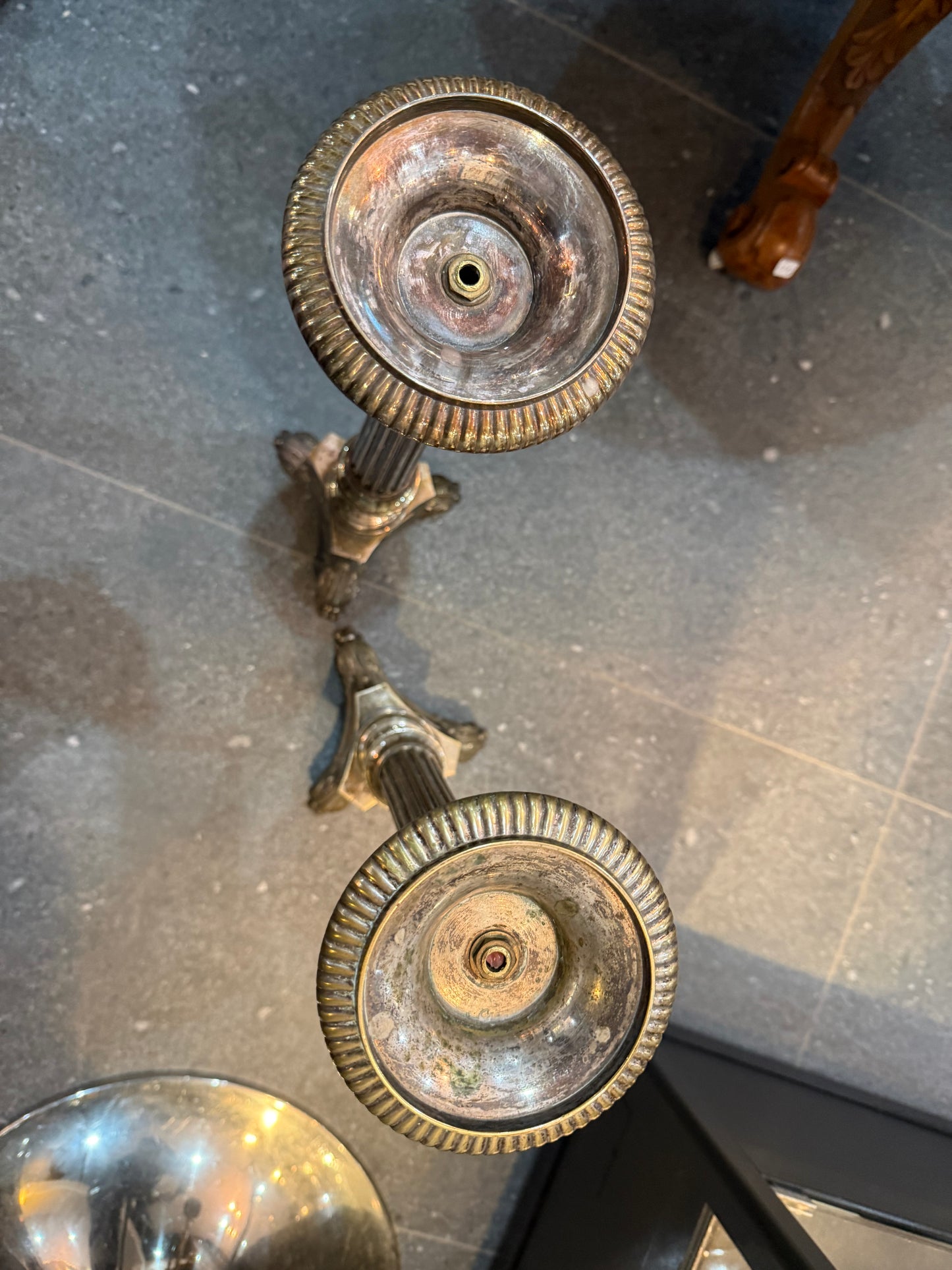 Paire de grands bougeoirs en métal argenté – Style classique – XXe siècle