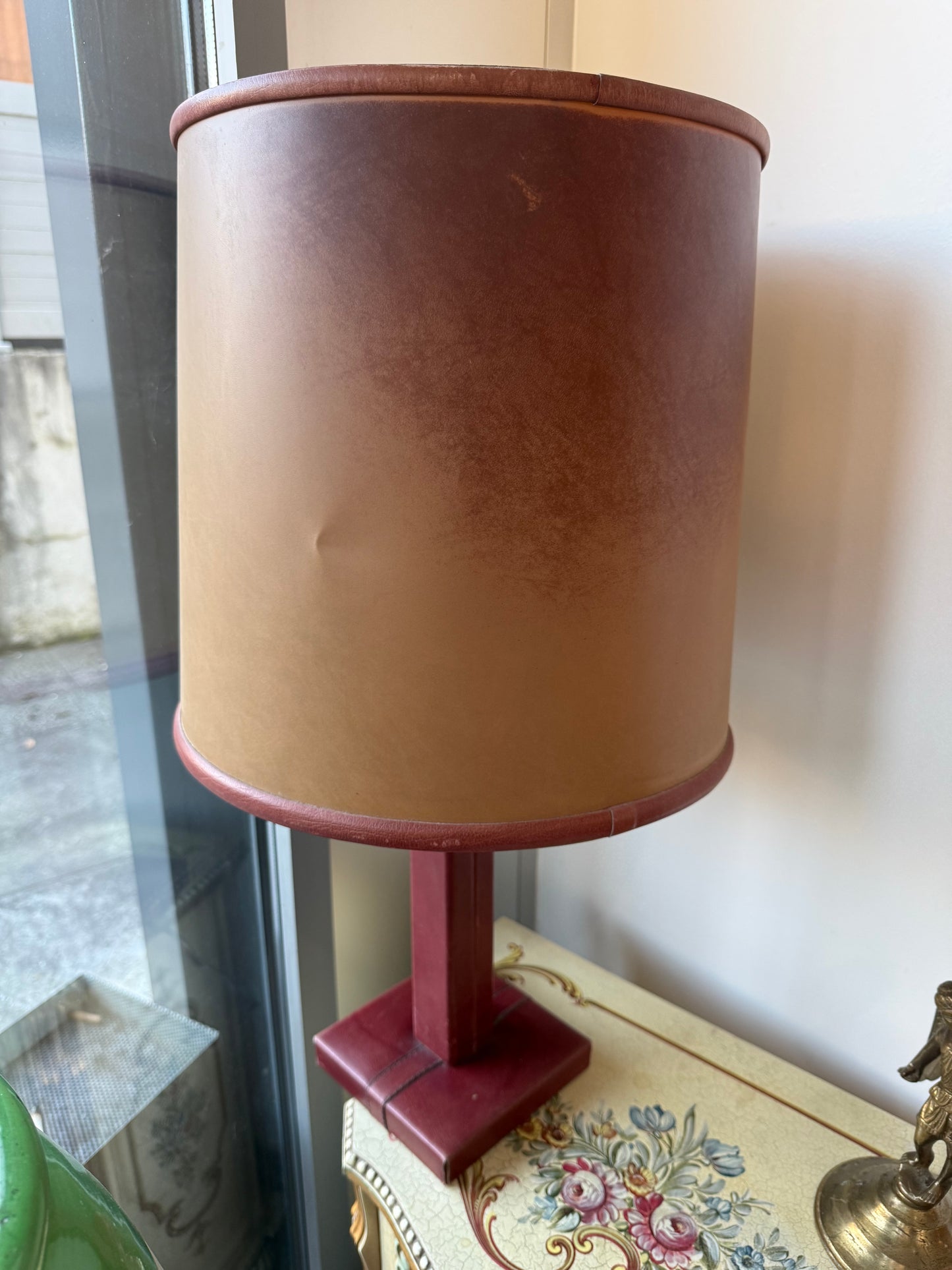 Lampe de table LE TANNEUR en cuir bordeaux – Design français – 65 cm