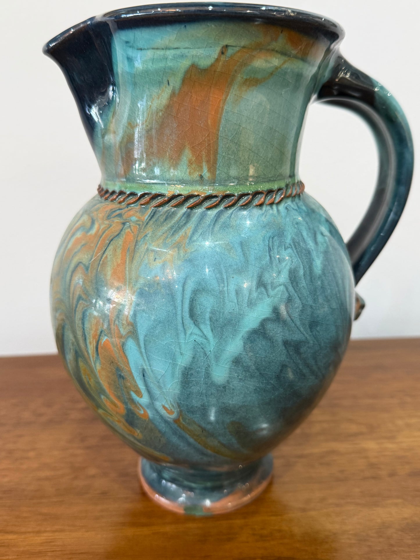 Pichet / Vase en céramique flammée signé – Décor marbré bleu et ocre – H. 24 cm