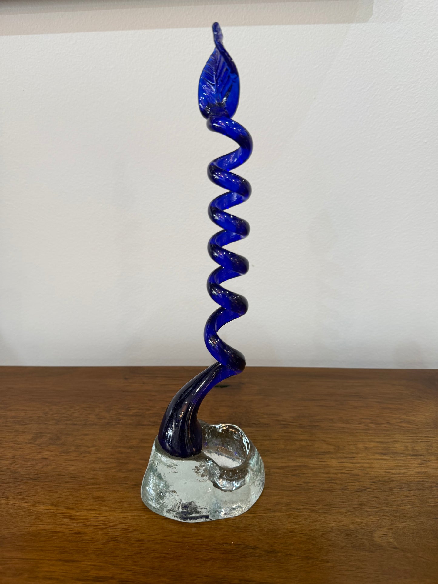 Sculpture / Soliflore en verre soufflé bleu cobalt signé – Travail artistique vintage – H. 32 cm