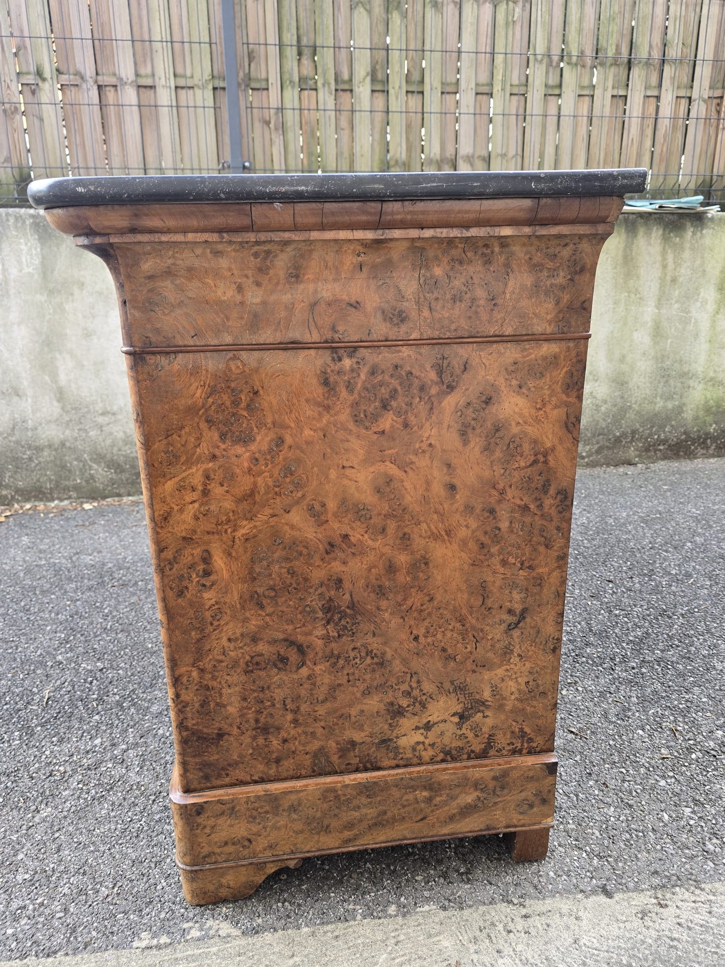 Commode d’époque Restauration en ronce de noyer et marbre noir – XIXᵉ siècle