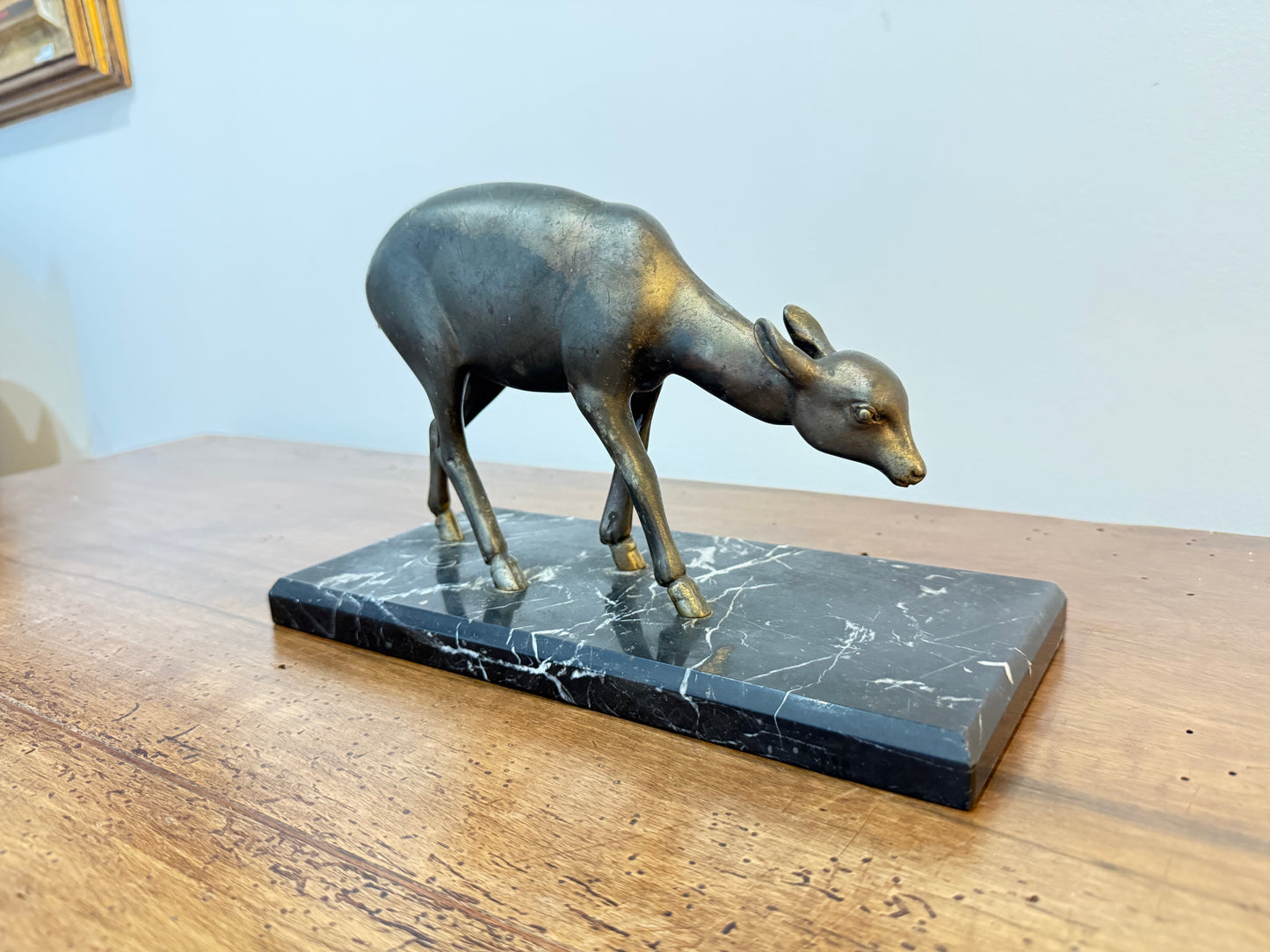Statue Art Déco en régule représentant un faon sur socle en marbre noir
