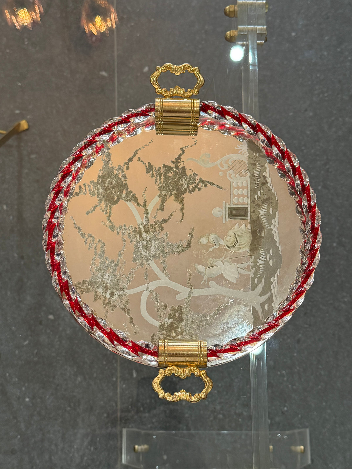 Plateau miroir gravé à bordure en verre torsadé rouge & blanc  Murano / Venise (c. 1940–1950)