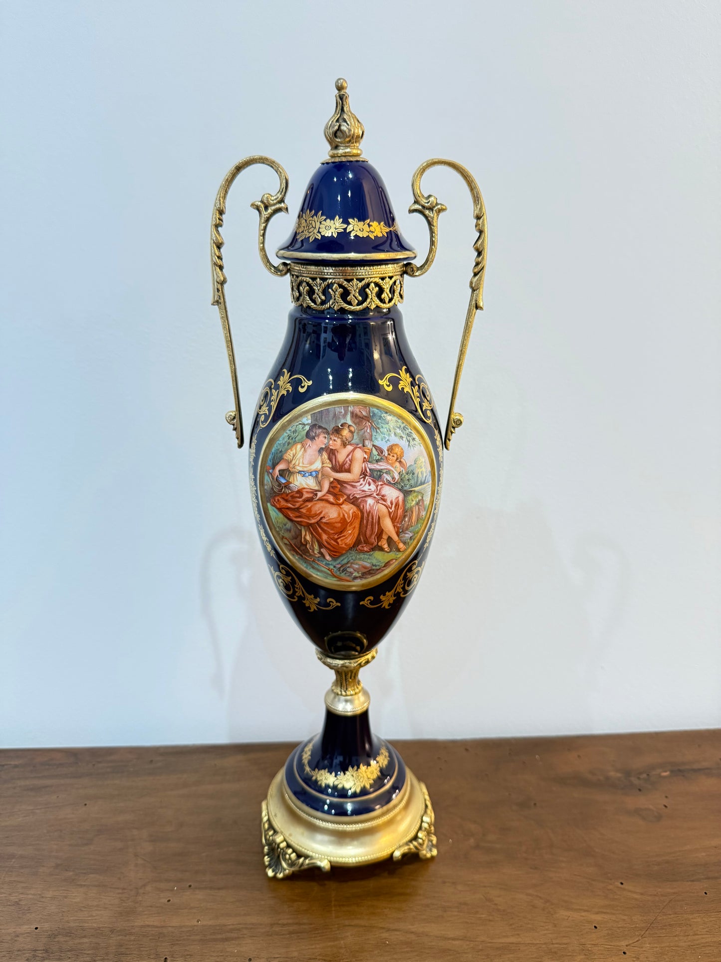 Grand vase couvert en porcelaine bleu cobalt de style Sèvres – Décor romantique – 47 cm