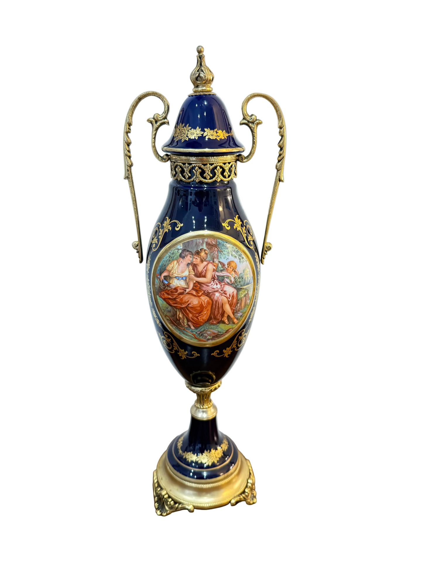 Grand vase couvert en porcelaine bleu cobalt de style Sèvres – Décor romantique – 47 cm