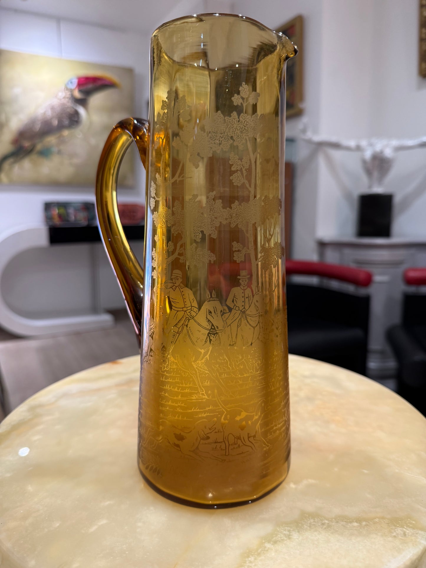 Pichet ancien en verre ambre gravé à décor de scène de chasse – vers 1930/1950