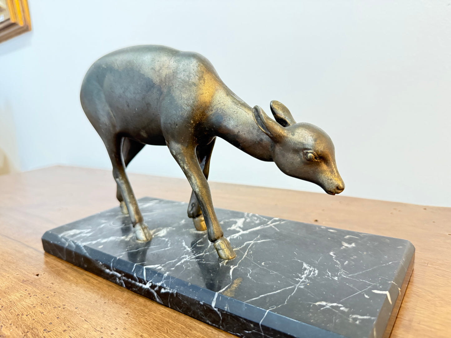 Statue Art Déco en régule représentant un faon sur socle en marbre noir