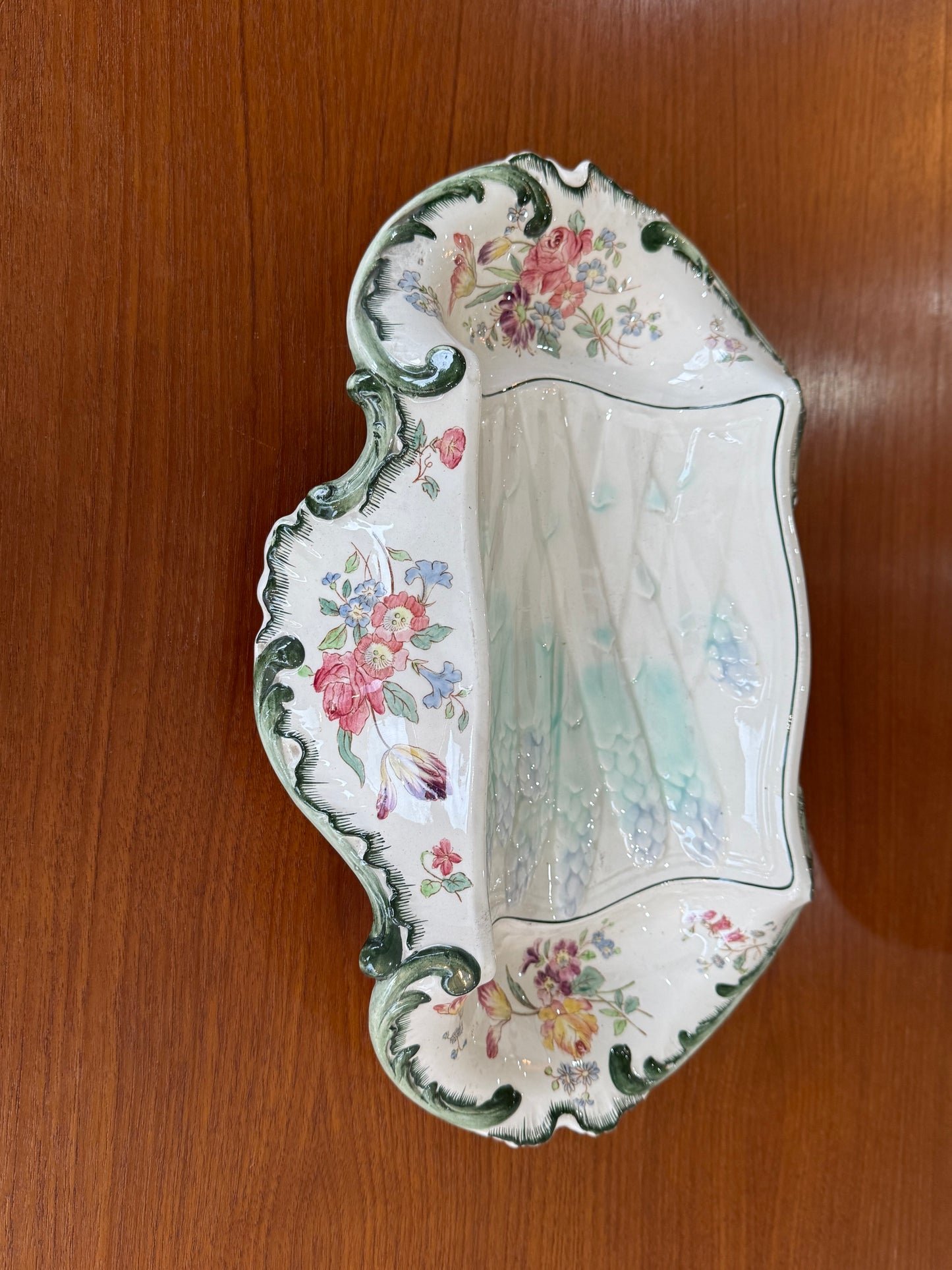 Plat ancien Longchamps Terre de Fer – Modèle 1428 – Décor floral & asperges en relief – 39 x 23 cm