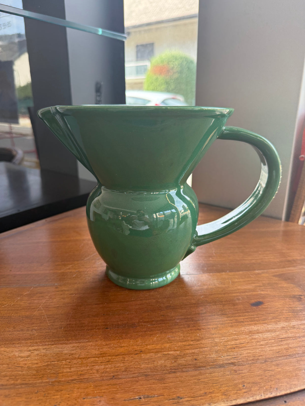 pichet / Pot à eau monumental en faïence émaillée verte – HB Quimper, période Art Déco