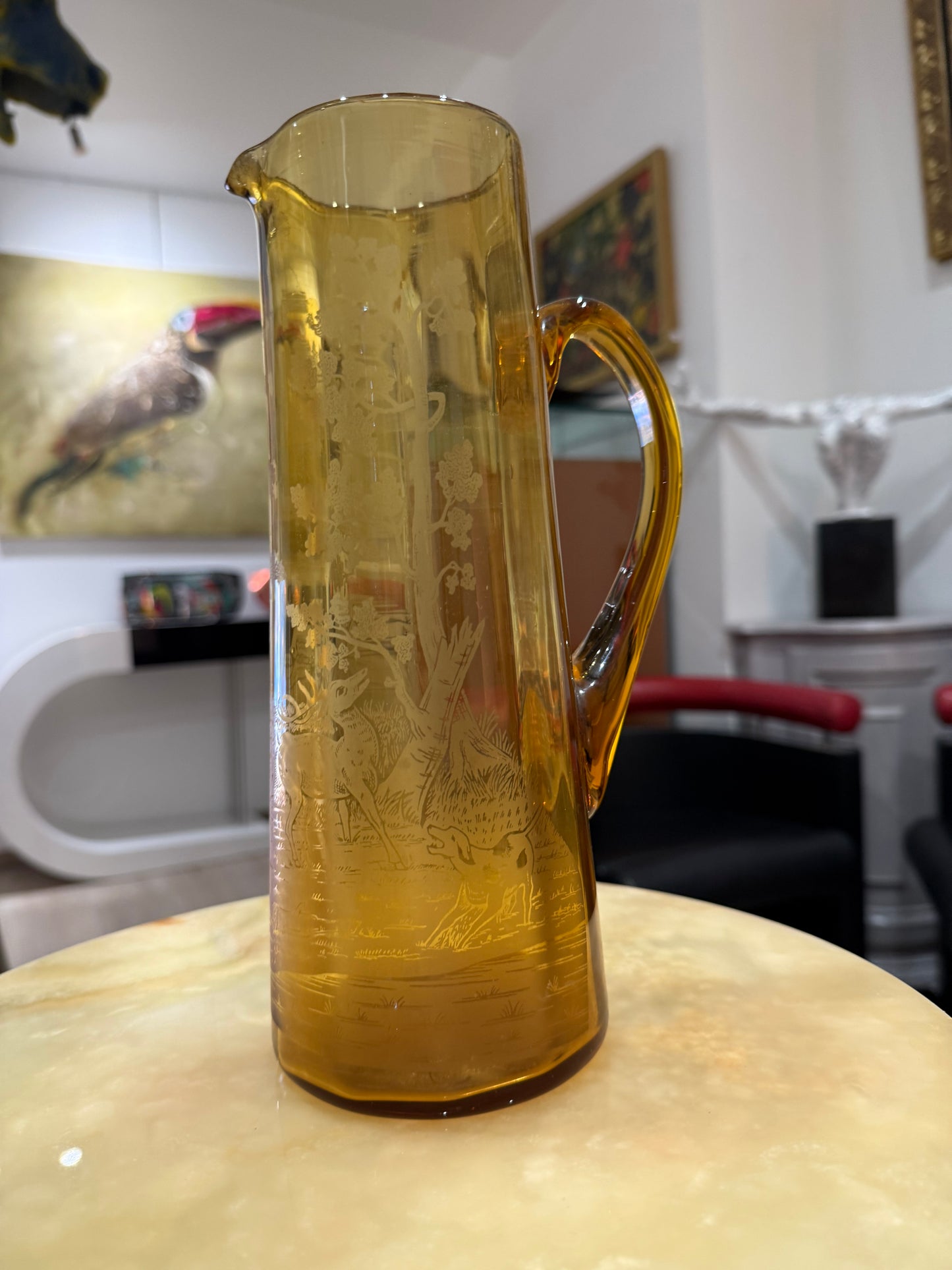 Pichet ancien en verre ambre gravé à décor de scène de chasse – vers 1930/1950