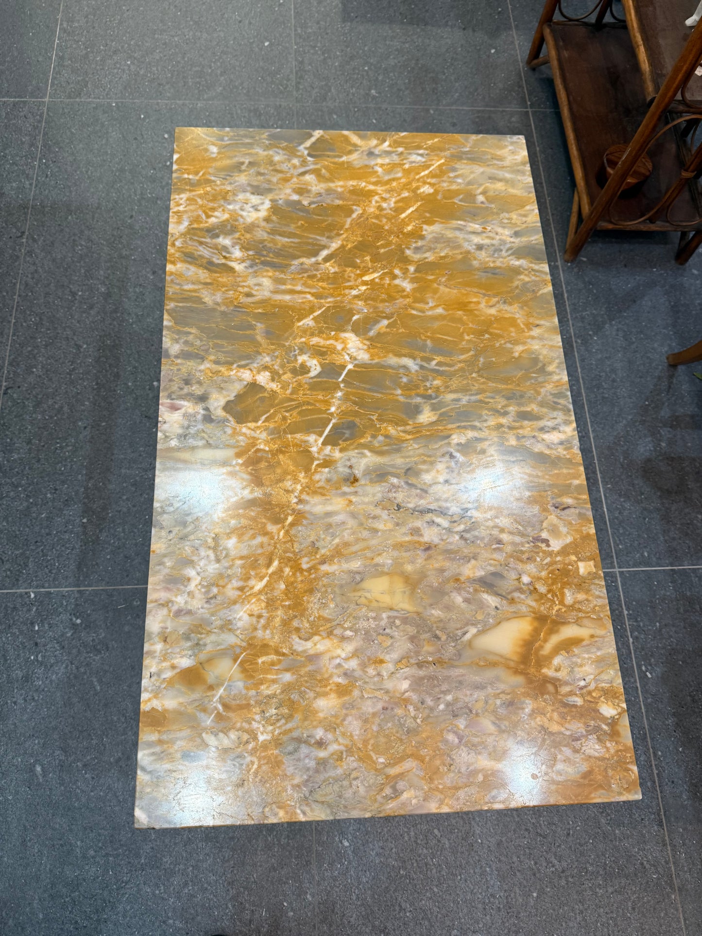 Table basse de style Louis XVI à dessus de marbre et médaillons en porcelaine - bronze