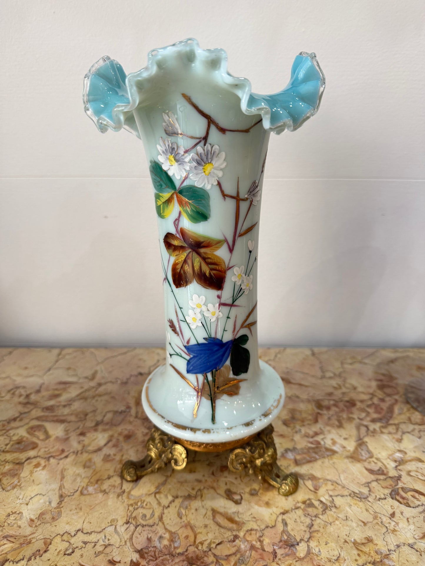 vase ancien en verre opalin peint à la main – Décor floral émaillé et base en bronze doré