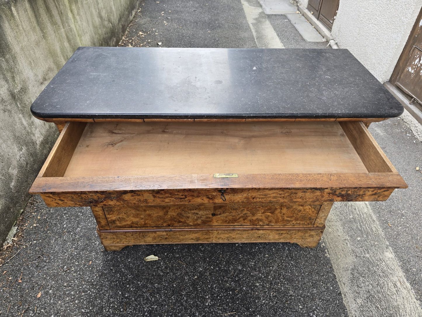 Commode d’époque Restauration en ronce de noyer et marbre noir – XIXᵉ siècle