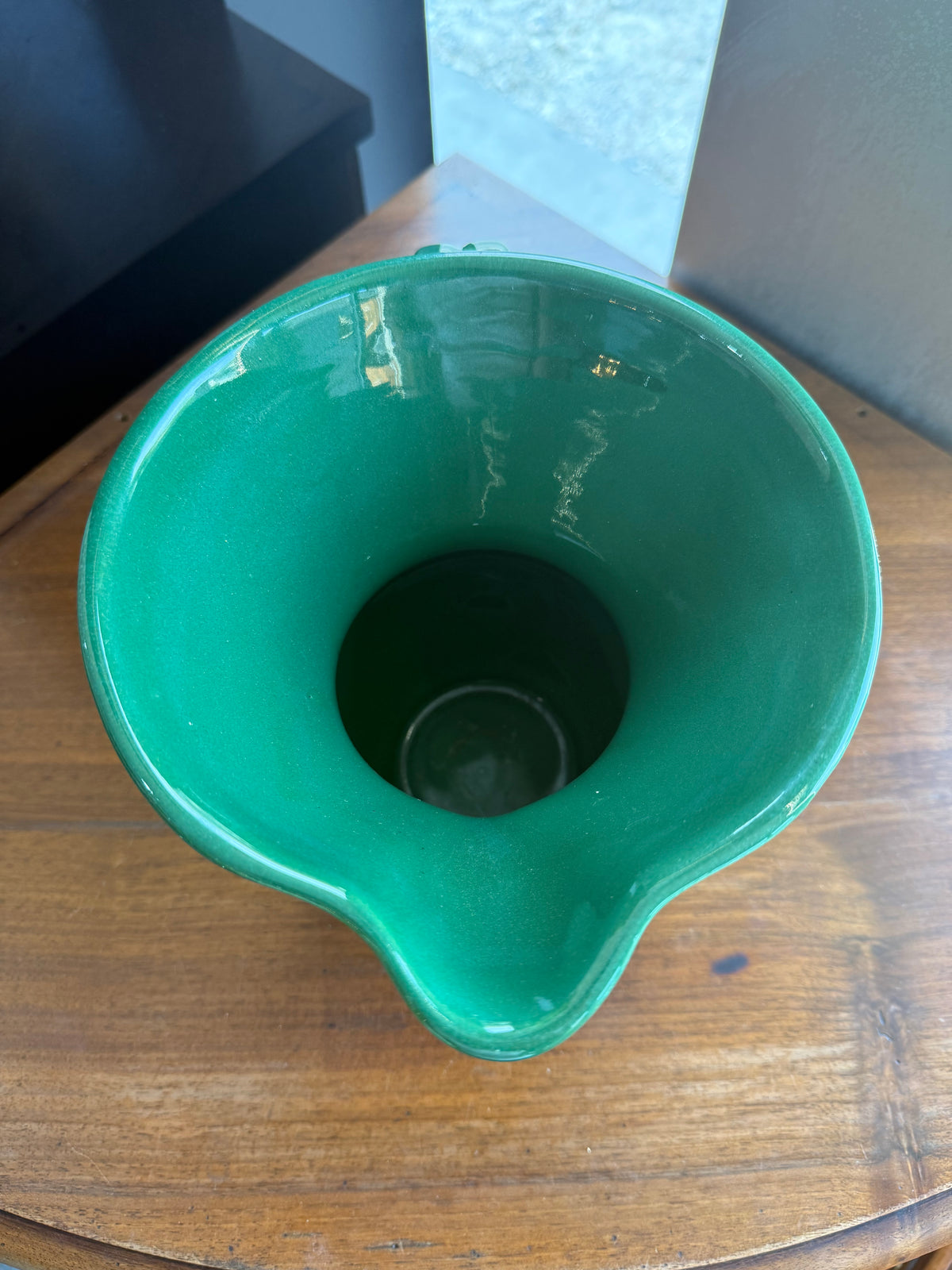 pichet / Pot à eau monumental en faïence émaillée verte – HB Quimper, période Art Déco