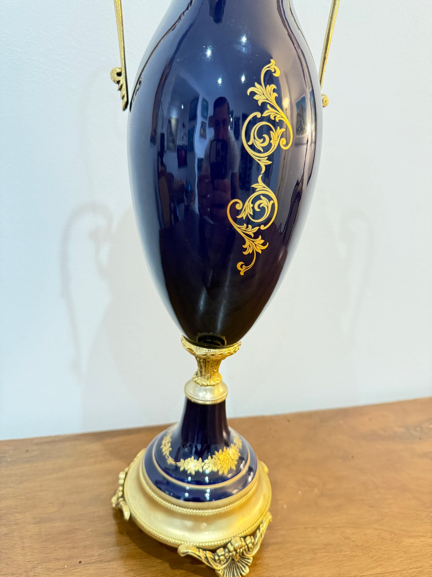 Grand vase couvert en porcelaine bleu cobalt de style Sèvres – Décor romantique – 47 cm