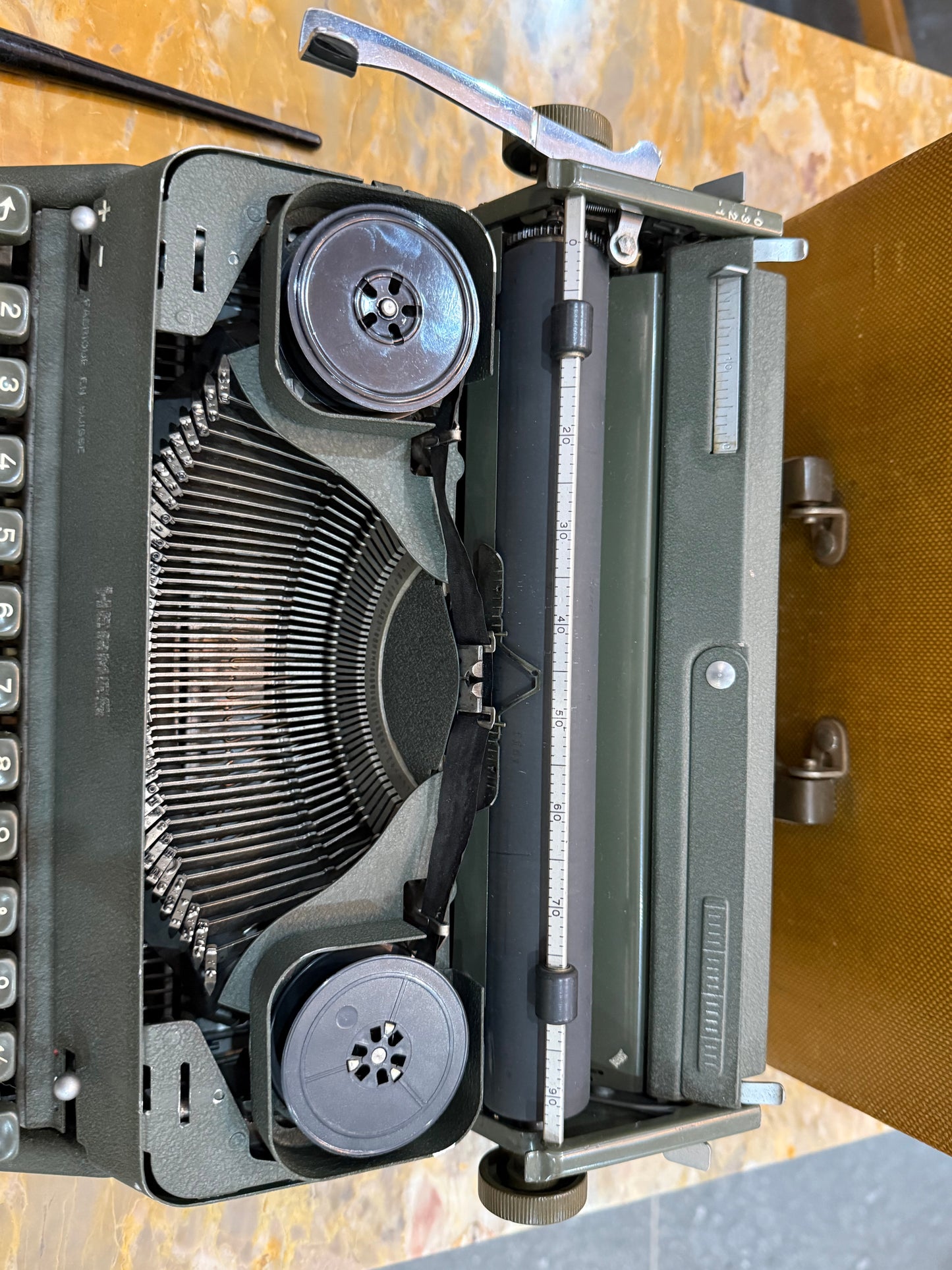 Machine à écrire vintage HERMES – Fabriquée en Suisse – Clavier AZERTY – Années 1950/1960