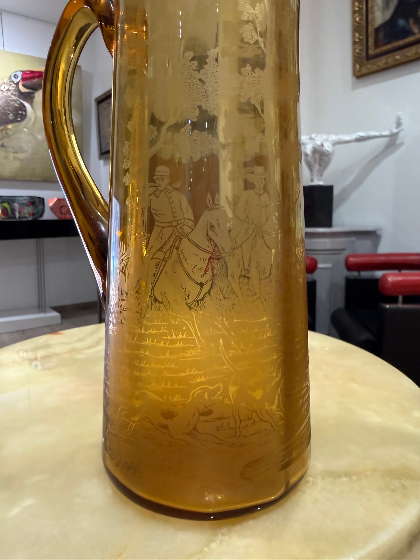 Pichet ancien en verre ambre gravé à décor de scène de chasse – vers 1930/1950