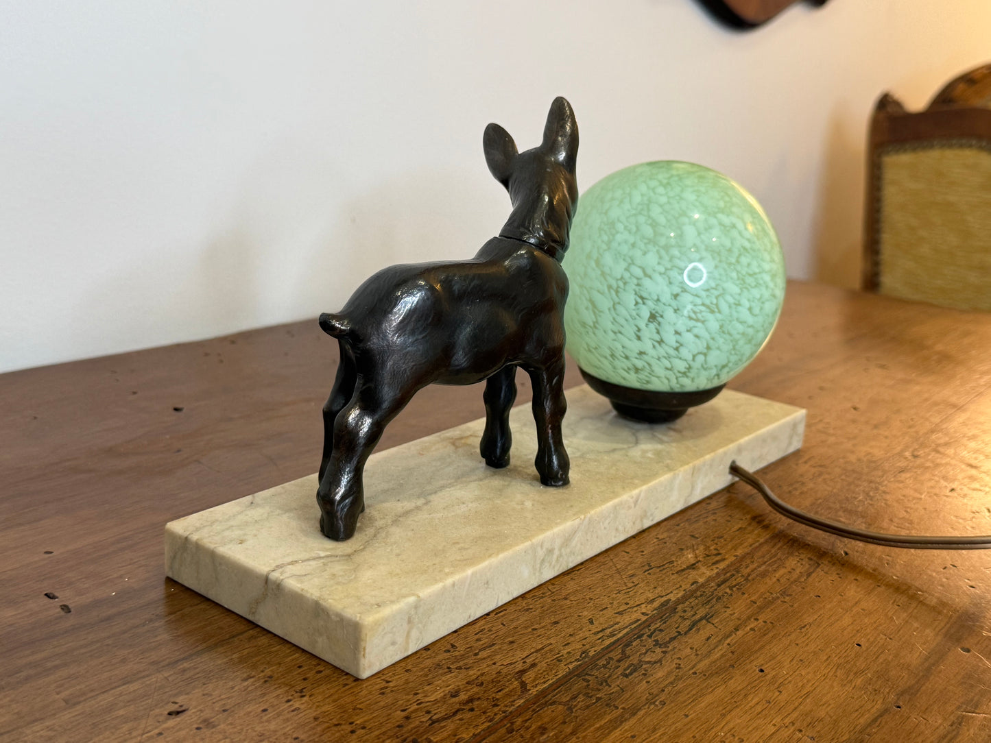 Lampe Art Déco “Faon” en régule et globe en verre – Socle en marbre