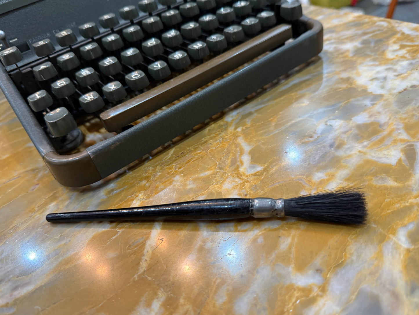 Machine à écrire vintage HERMES – Fabriquée en Suisse – Clavier AZERTY – Années 1950/1960