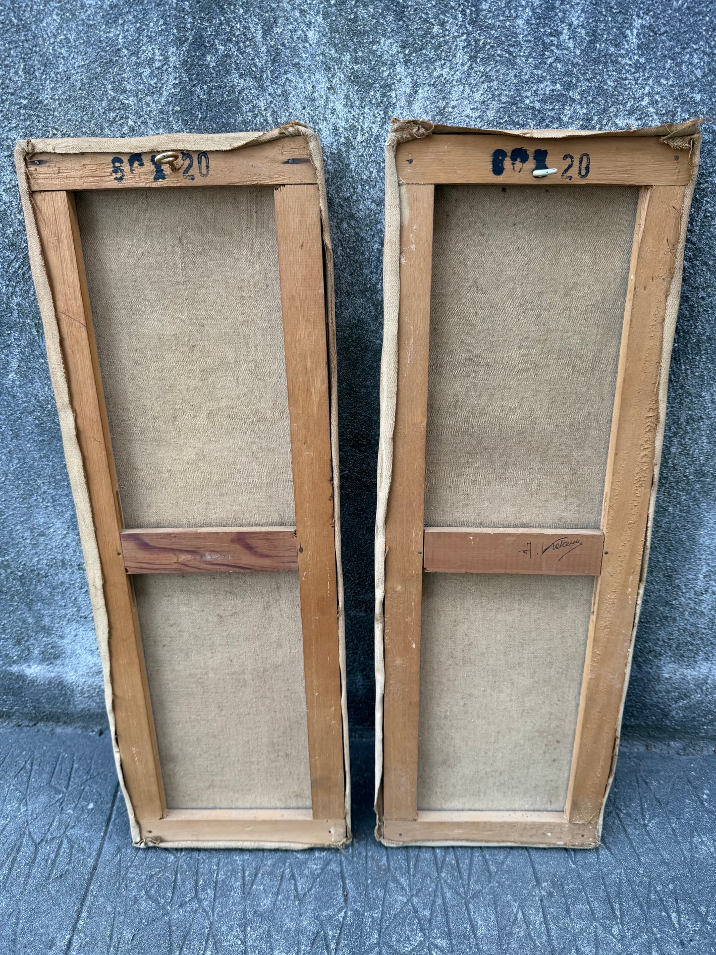 Paire de tableaux vintage naïfs signés (1967) – Enfant à la baguette & fillette en robe rouge – 60 x 20 cm