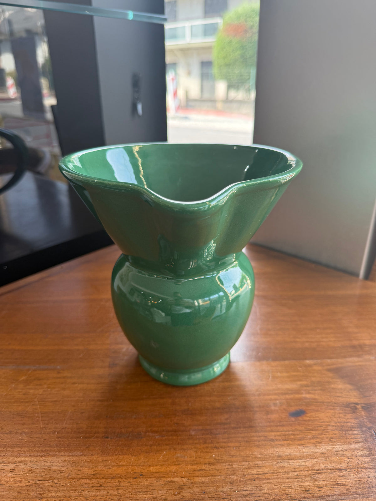 pichet / Pot à eau monumental en faïence émaillée verte – HB Quimper, période Art Déco