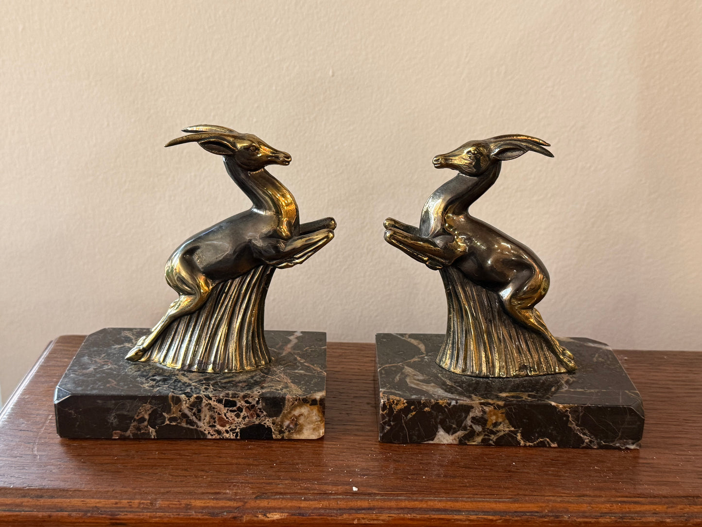 Paire de serre-livres / sculptures Art déco – Antilopes en bronze sur socle en marbre