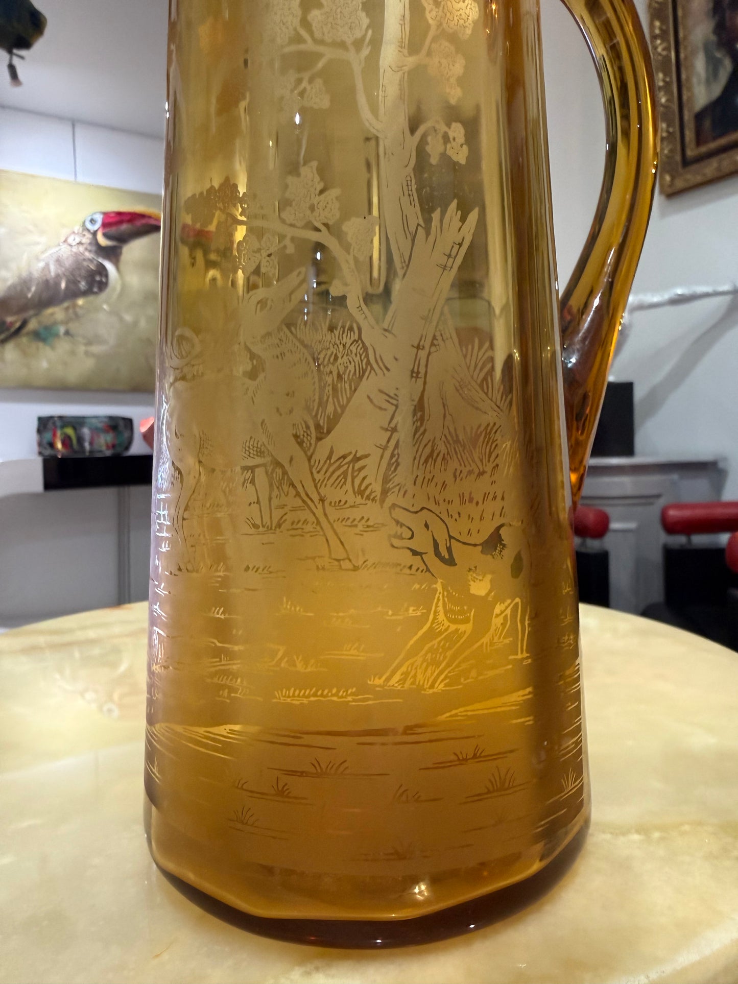 Pichet ancien en verre ambre gravé à décor de scène de chasse – vers 1930/1950