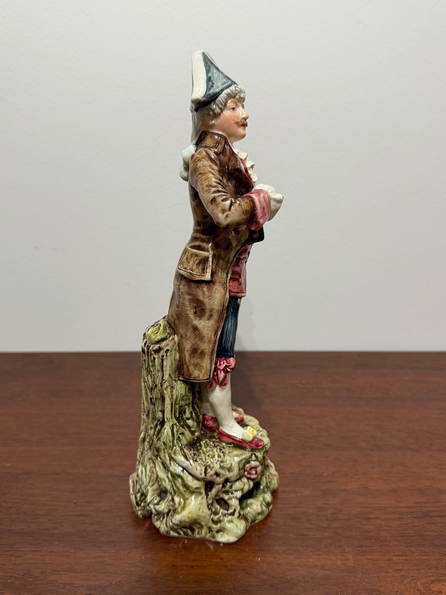 Statuette en Porcelaine d’Art - Personnage en Costume d’Époque (XIXe siècle)
