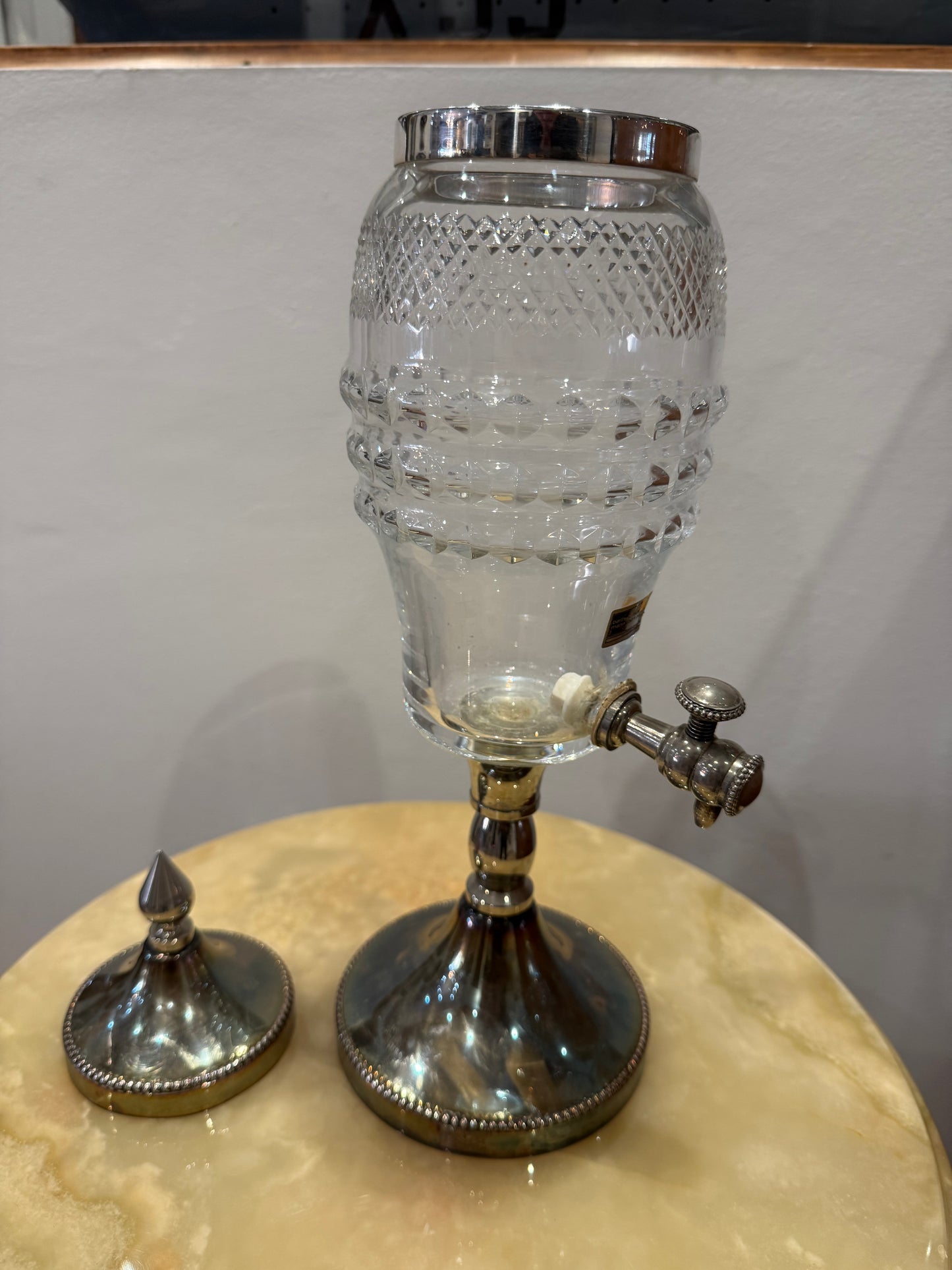 Fontaine à absinthe en cristal taillé et métal argenté – Barthmann