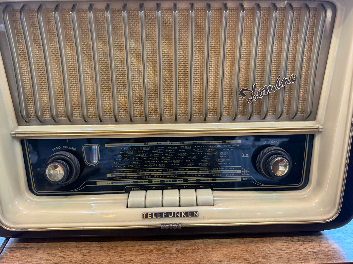 Radio à lampes Telefunken Domino – Bois & Bakélite – Années 50