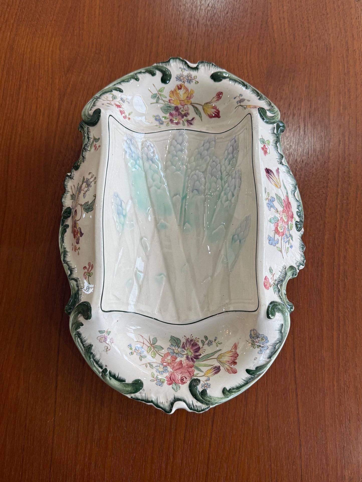 Plat ancien Longchamps Terre de Fer – Modèle 1428 – Décor floral & asperges en relief – 39 x 23 cm