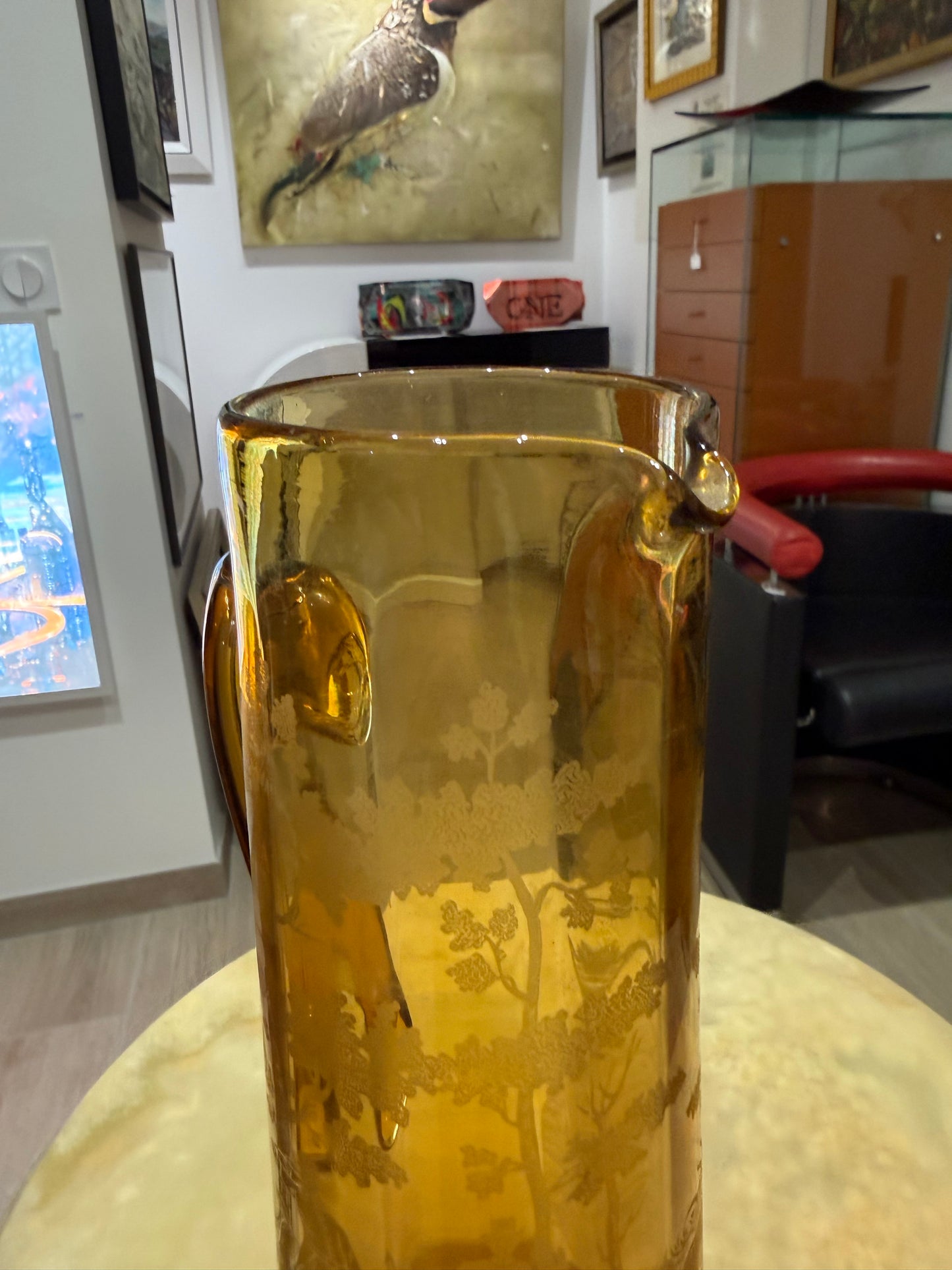 Pichet ancien en verre ambre gravé à décor de scène de chasse – vers 1930/1950